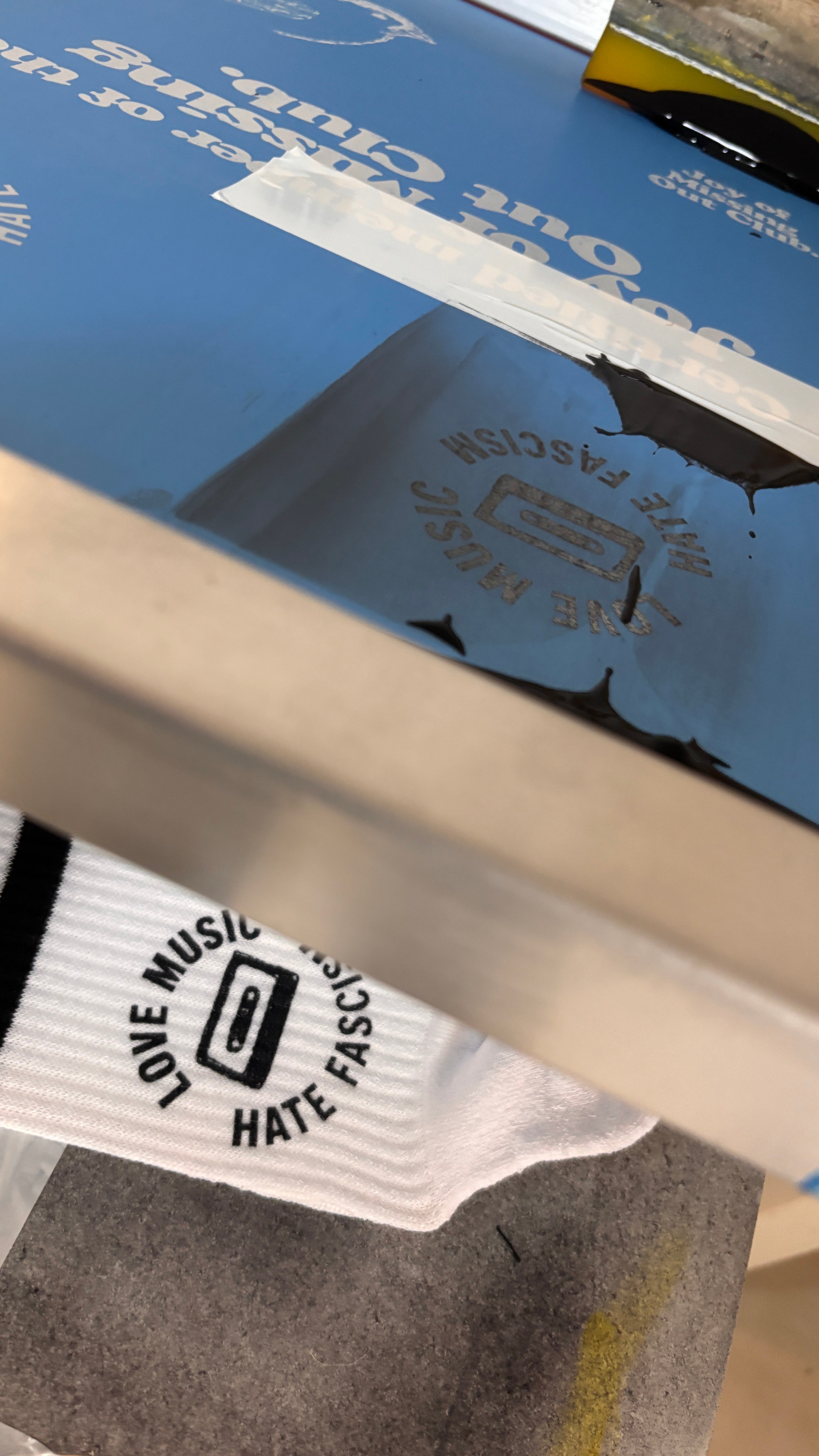 Handbedruckte „Love Music Hate Fascism - Kassette“ Socken – fair, bio & mit Liebe im Atelier gefertigt Unisex