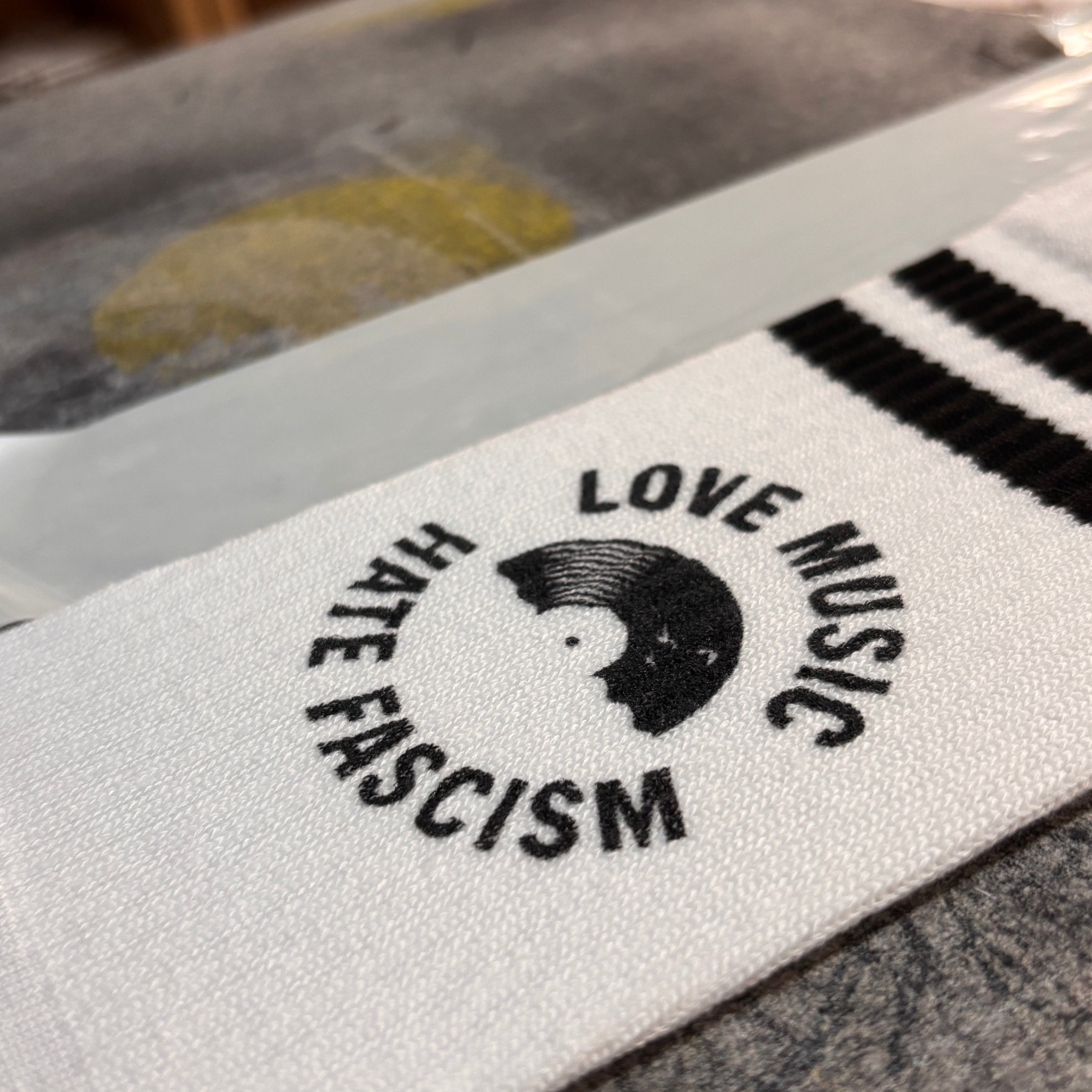 Handbedruckte „Love Music Hate Fascism - Vinyl“ Socken – fair, bio & mit Liebe im Atelier gefertigt Unisex