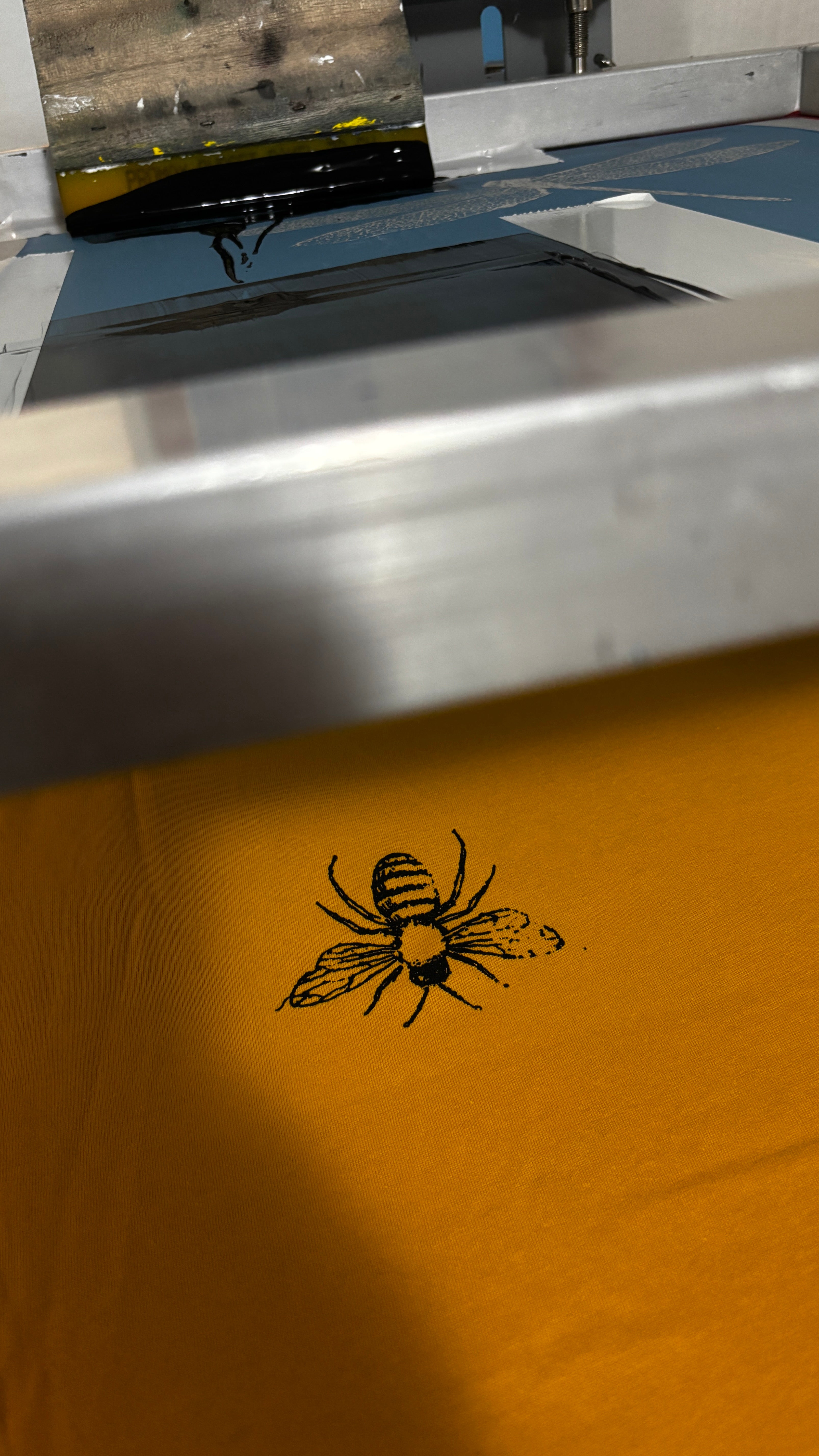 Biene T-Shirt – Bio Baumwolle, handbedruckt - Burnt Yellow