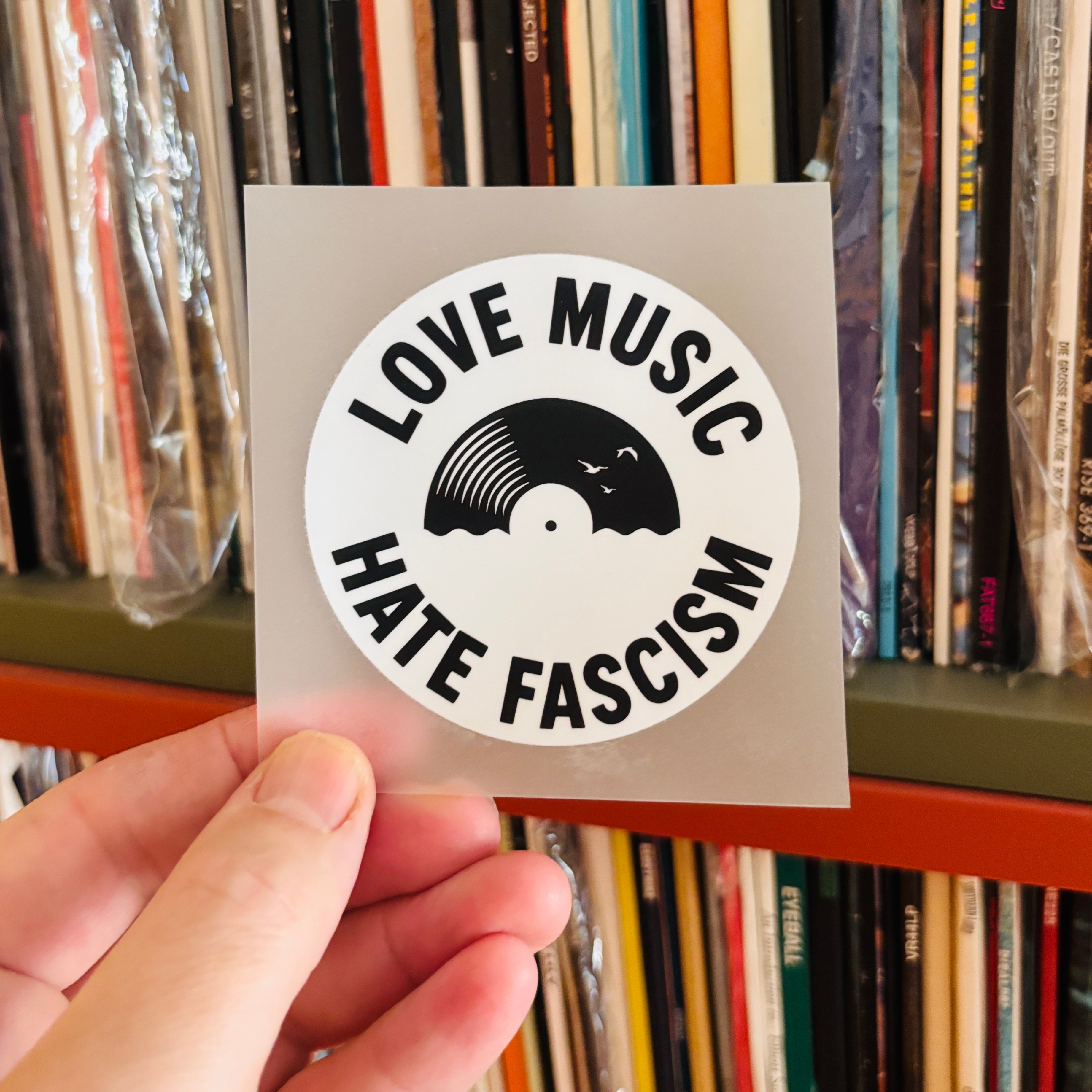 Premium DTF Transfer - Love Music - Hate Fascism - Schallplatte  – Hochwertiger Textilprint zum Aufbügeln / Bügelbild