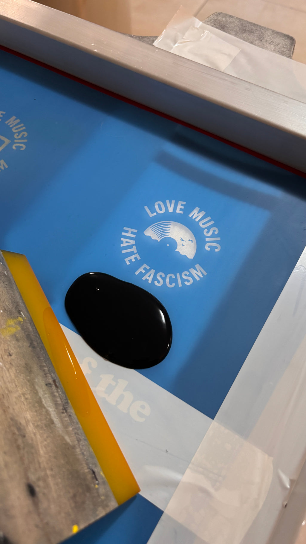 Handbedruckte „Love Music Hate Fascism - Vinyl“ Socken – fair, bio & mit Liebe im Atelier gefertigt Unisex