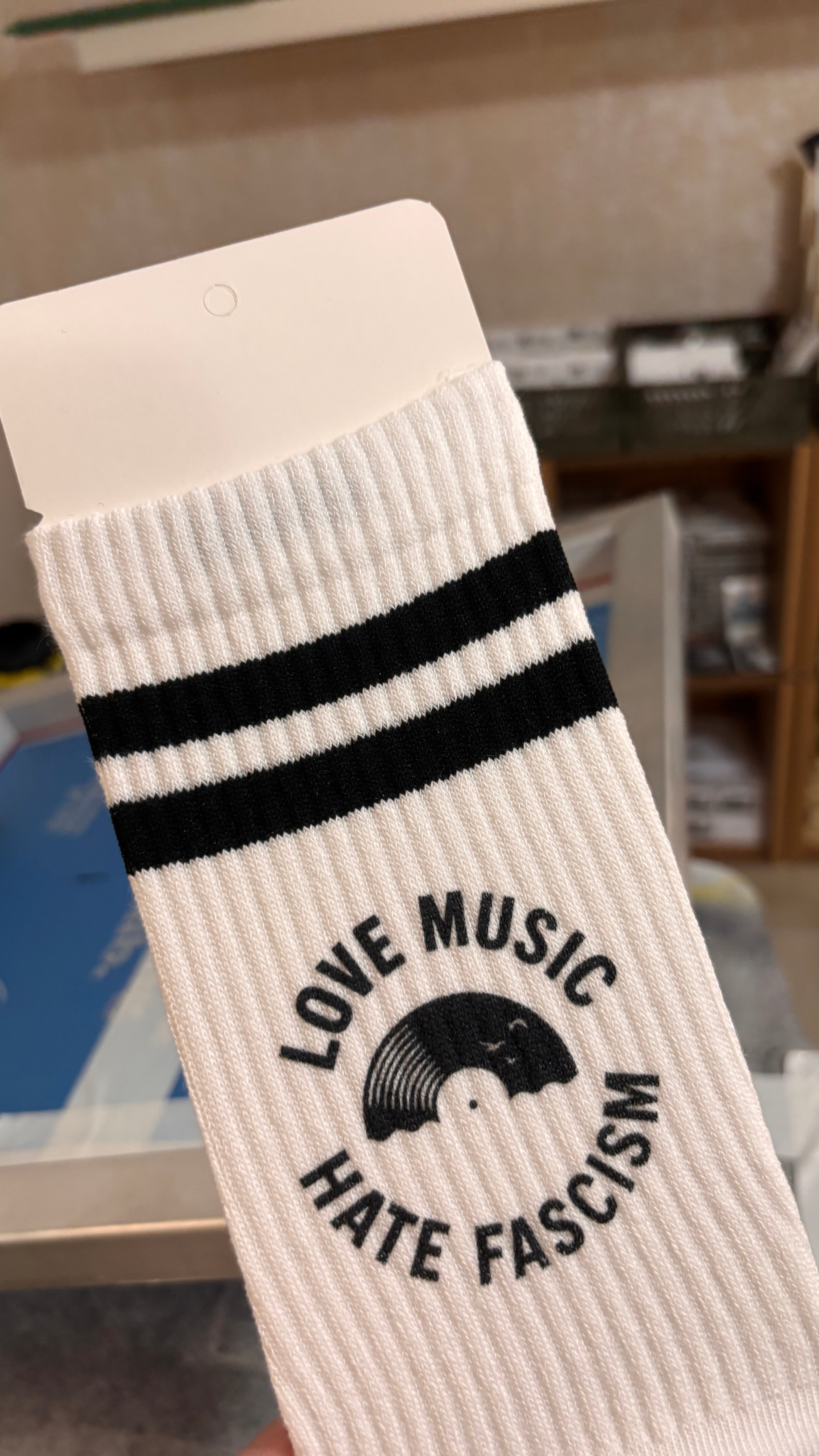 Handbedruckte „Love Music Hate Fascism - Vinyl“ Socken – fair, bio & mit Liebe im Atelier gefertigt Unisex