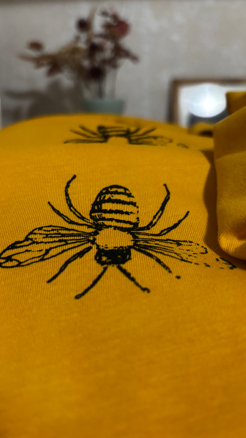 Biene T-Shirt – Bio Baumwolle, handbedruckt - Burnt Yellow