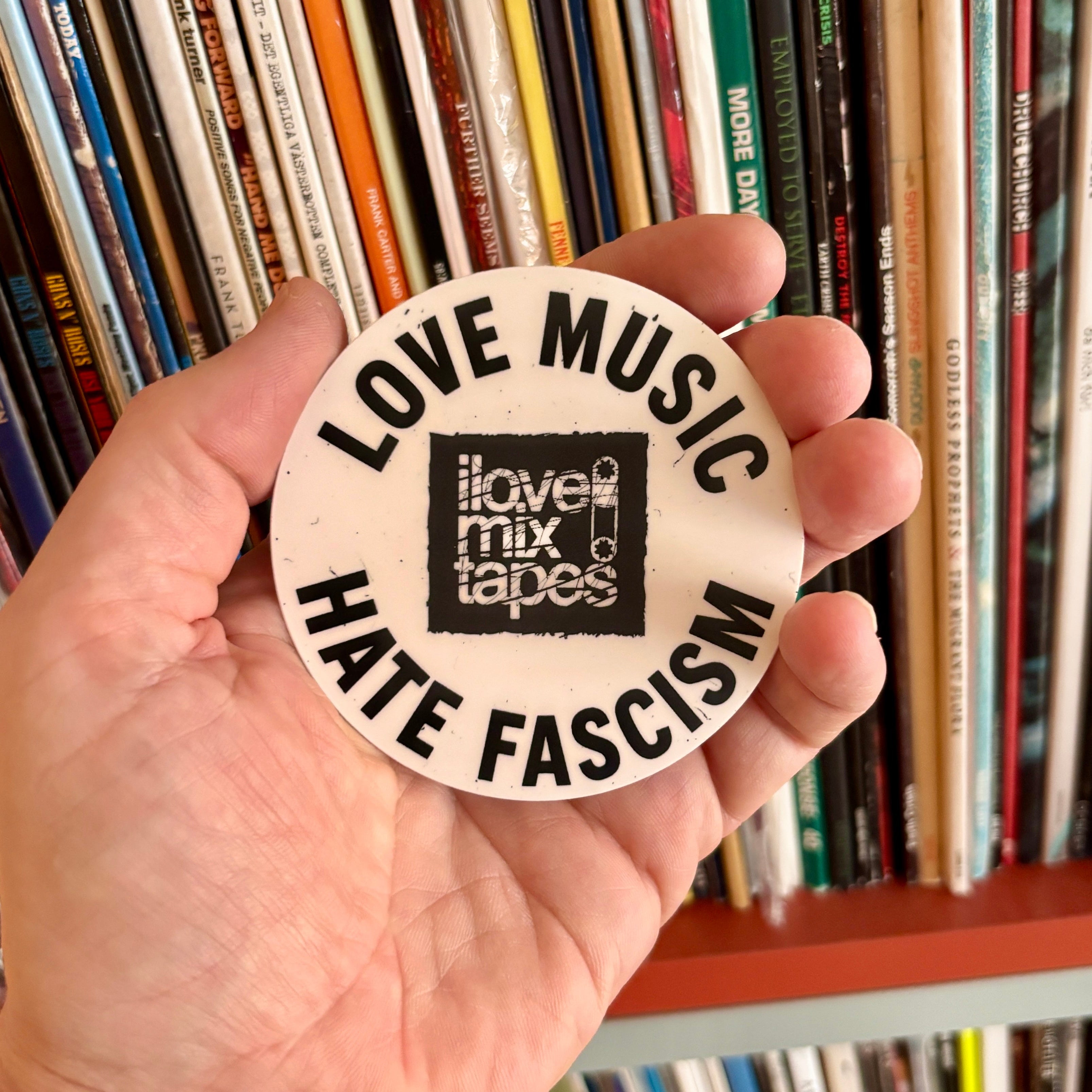 LOVE MUSIC - HATE FASCISM Sticker – Wasserfest, u.a. für Laptop, Wasserflasche oder Handy
