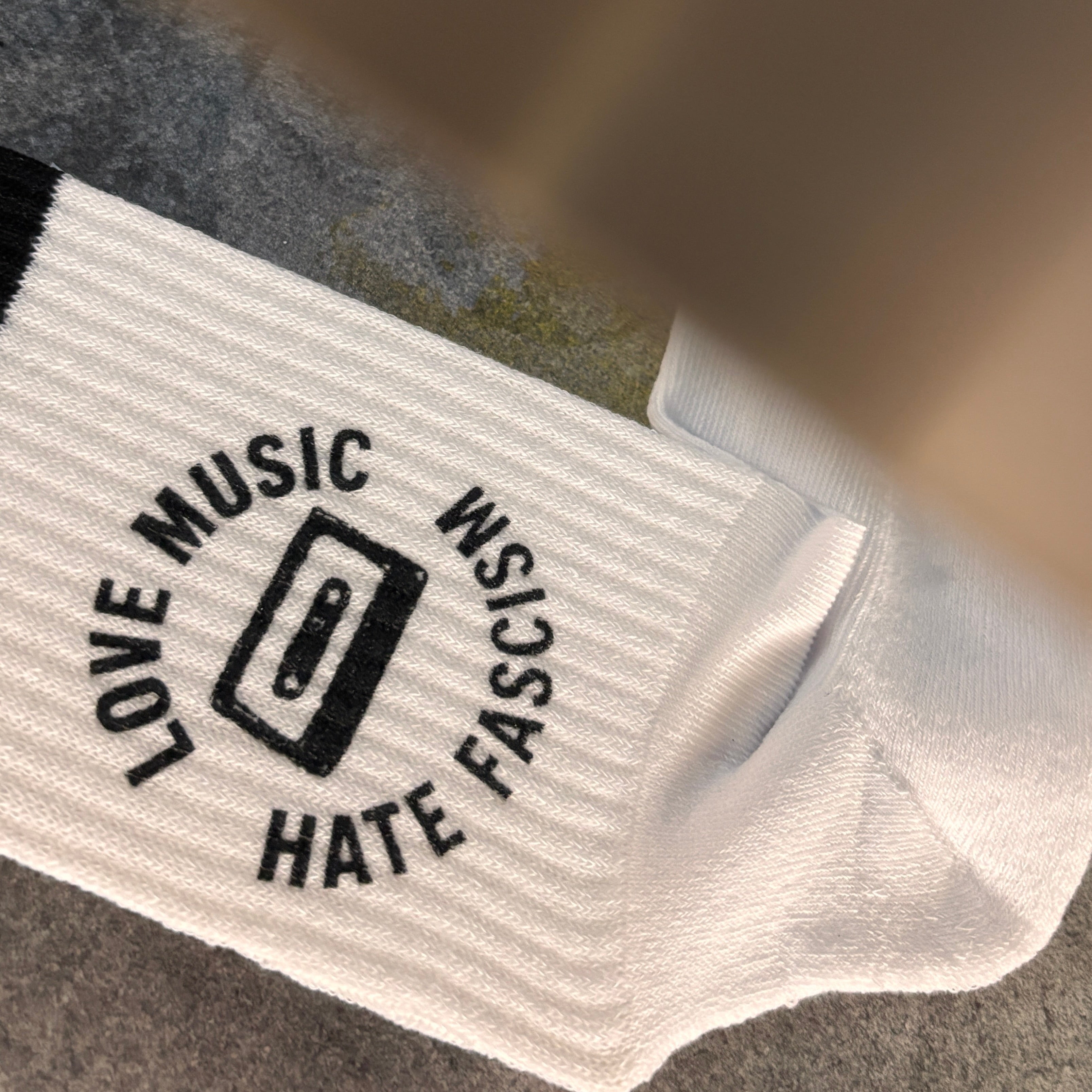 Handbedruckte „Love Music Hate Fascism - Kassette“ Socken – fair, bio & mit Liebe im Atelier gefertigt Unisex