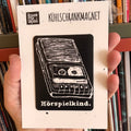 Magnet „Hörspielkind“ | Kühlschrankmagnet | Retro Kassettenmotiv | Geschenkidee | Nostalgie für 80er & 90er Kids