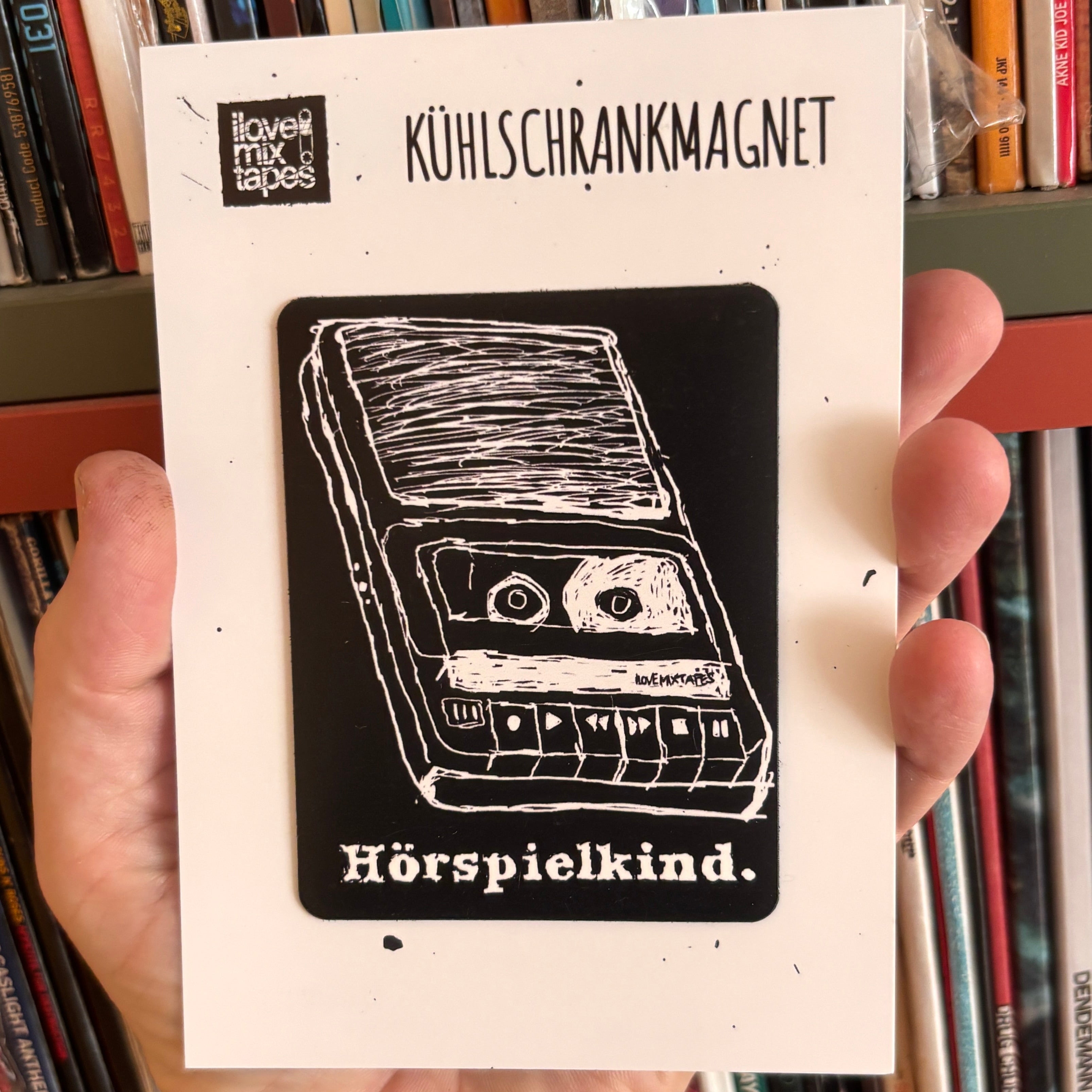 Magnet „Hörspielkind“ | Kühlschrankmagnet | Retro Kassettenmotiv | Geschenkidee | Nostalgie für 80er & 90er Kids