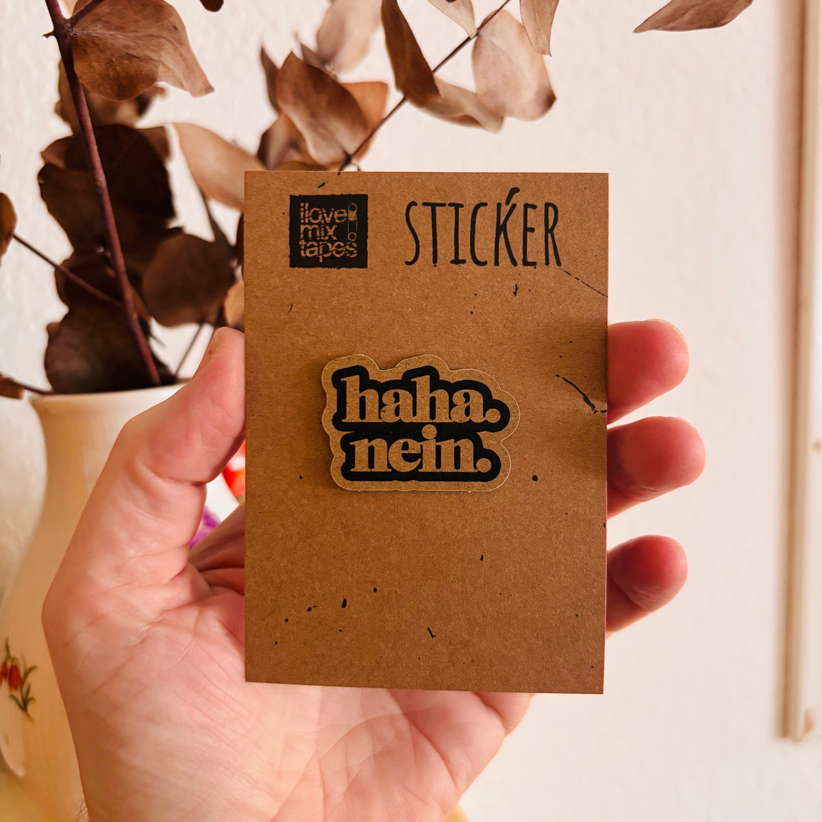 „haha. nein.“ Sticker aus Kraftpapier – 4 × 2,8 cm