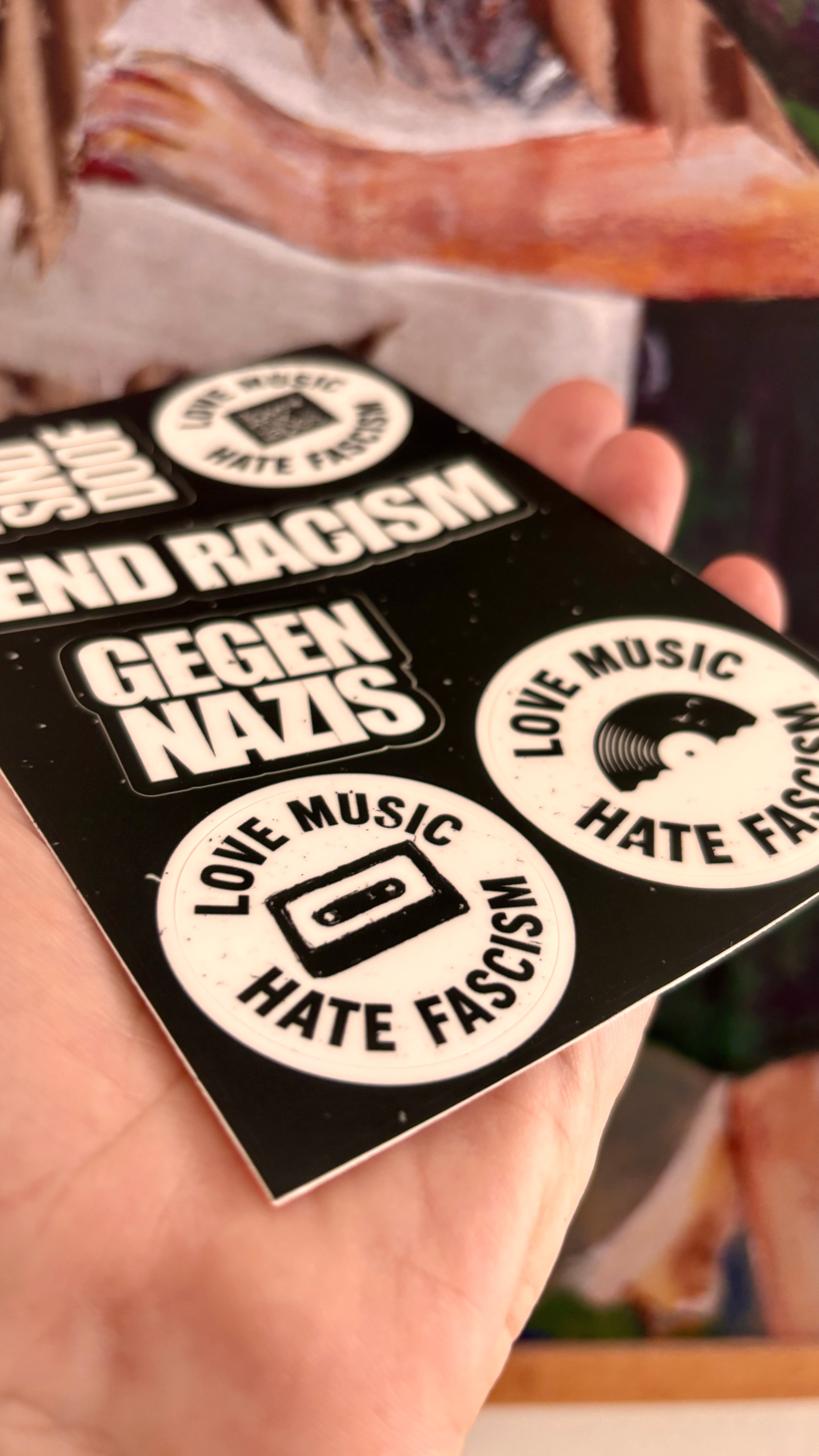 GEGEN RECHTS Sticker-Set „Love Music - Hate Fascism“ – 6 Vinyl Sticker auf Bogen (10 x 15 cm)