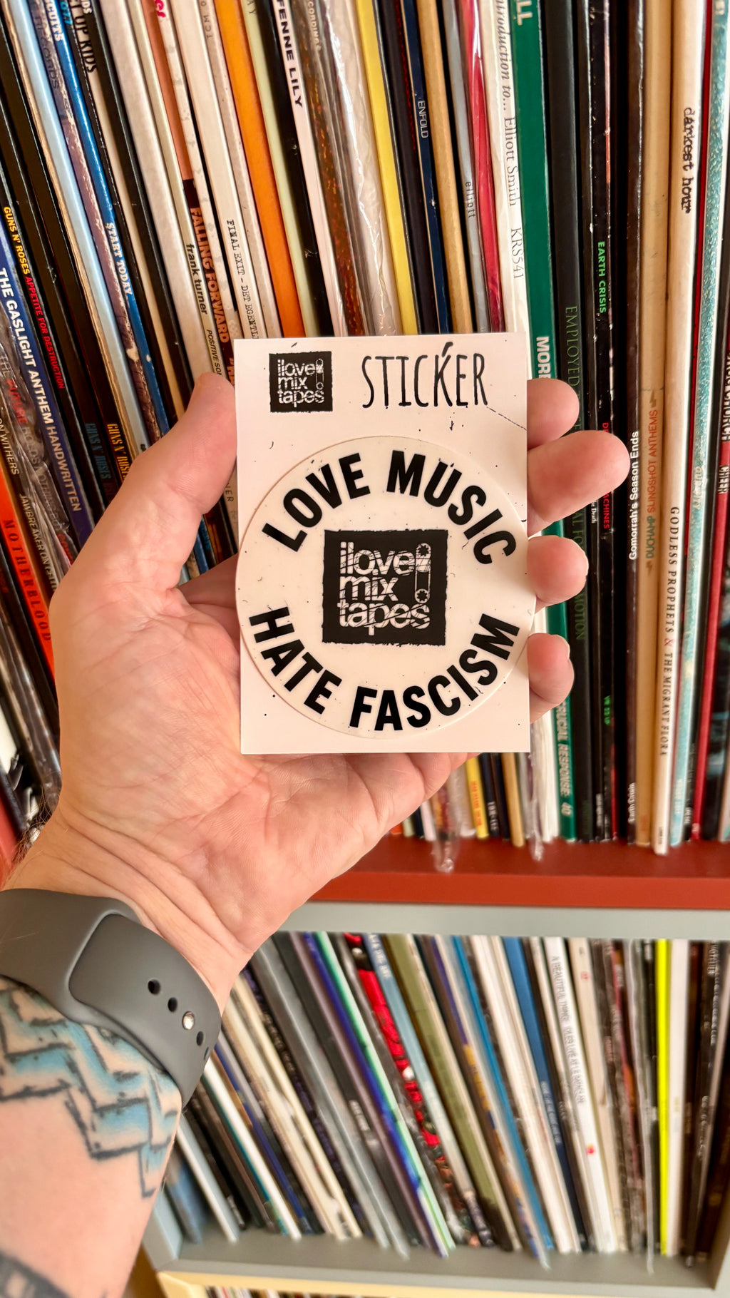LOVE MUSIC - HATE FASCISM Sticker – Wasserfest, u.a. für Laptop, Wasserflasche oder Handy