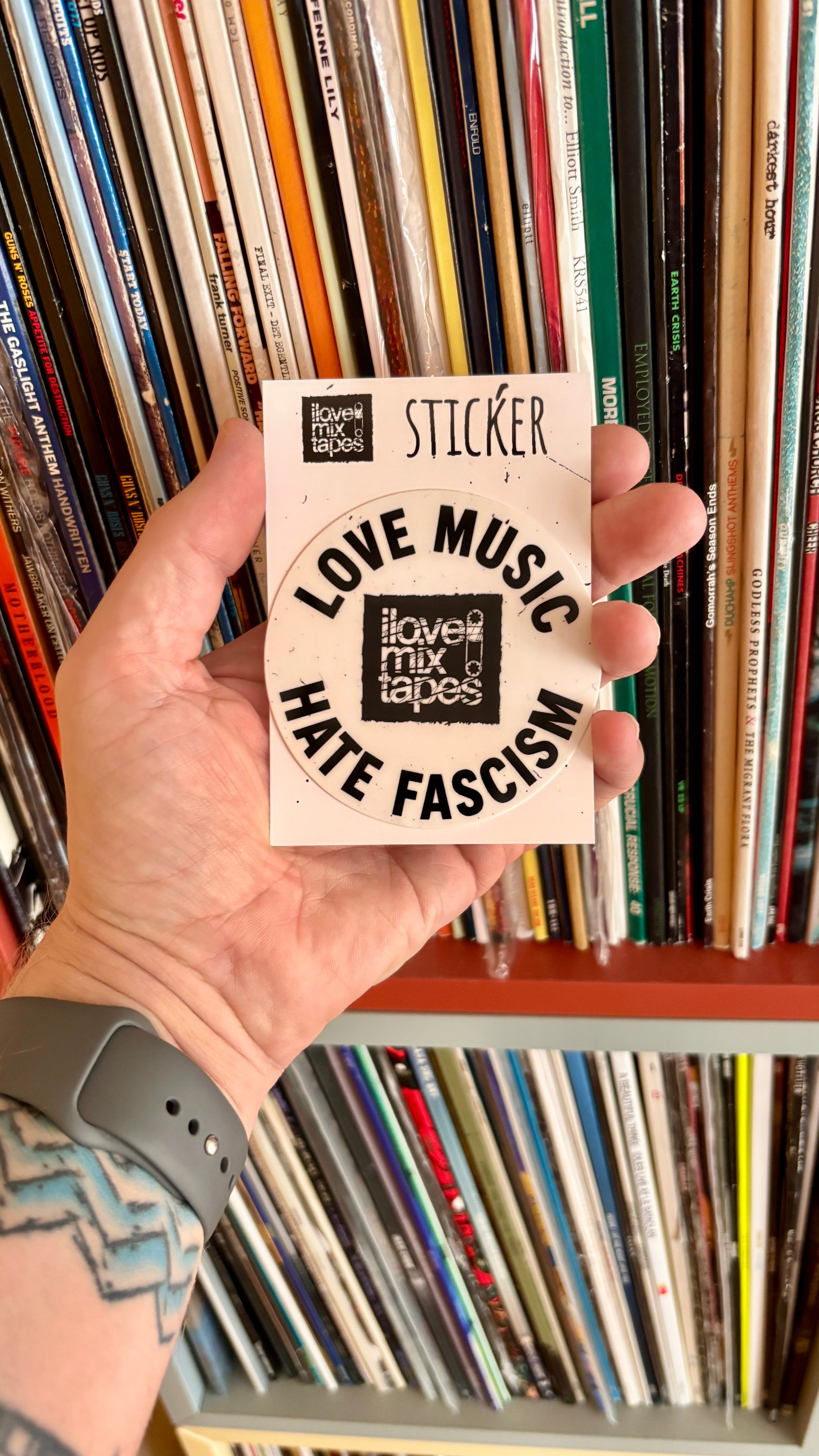 LOVE MUSIC - HATE FASCISM Sticker – Wasserfest, u.a. für Laptop, Wasserflasche oder Handy