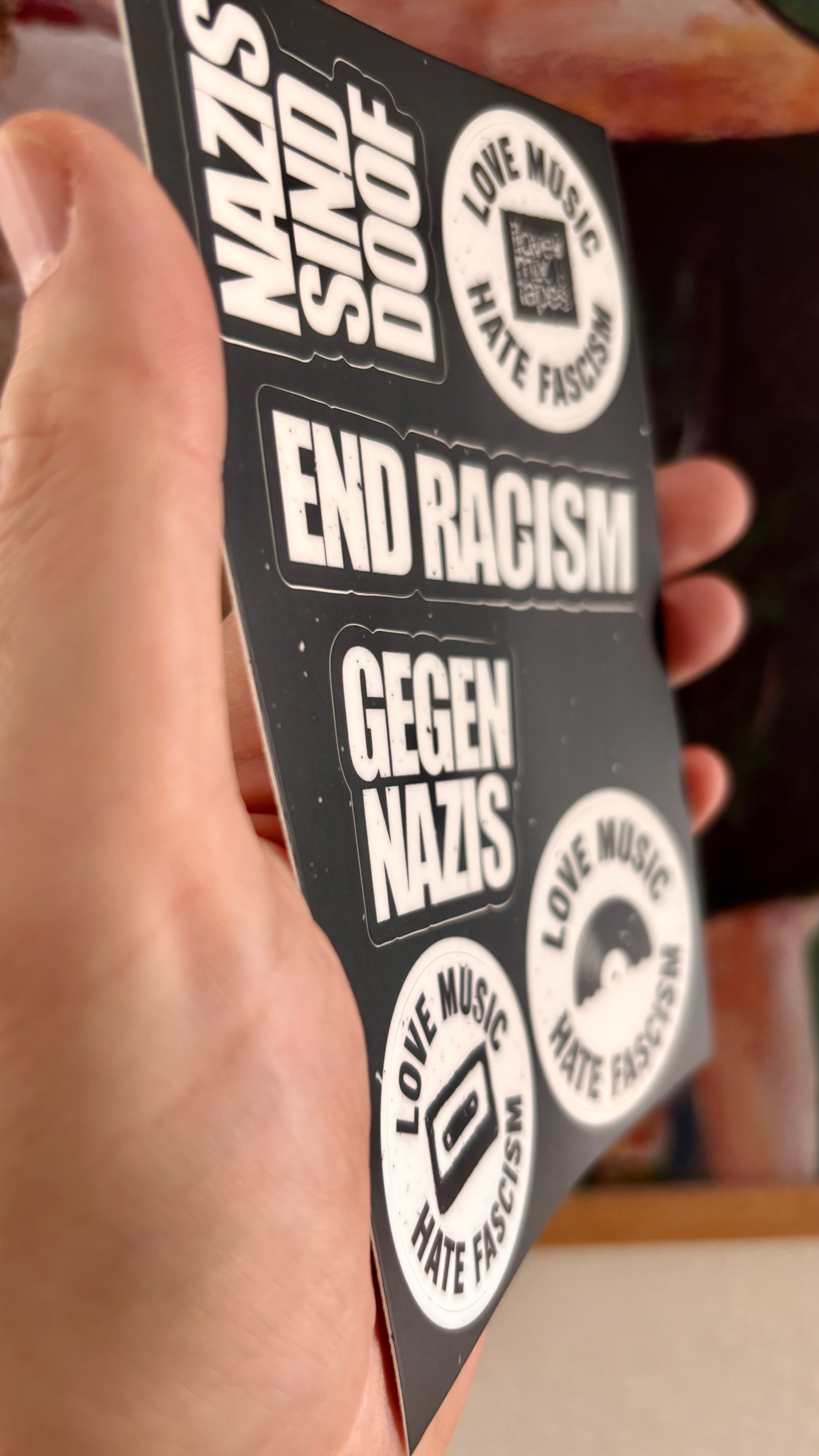 GEGEN RECHTS Sticker-Set „Love Music - Hate Fascism“ – 6 Vinyl Sticker auf Bogen (10 x 15 cm)