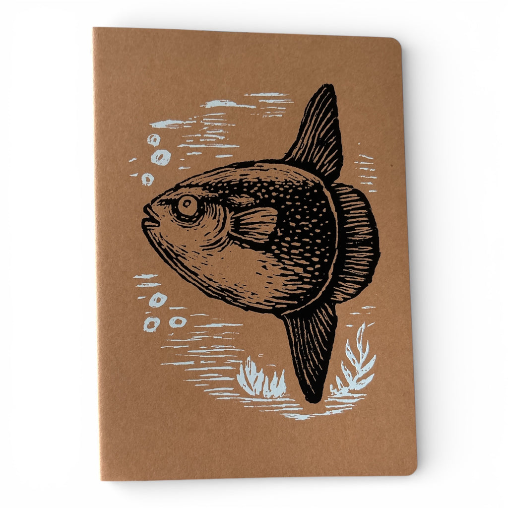 Notizbuch A5 | Mondfisch | Handbedruckt im Siebdruck | Kraftpapier | Gepunktet | 32 Seiten | FSC-zertifiziert | Handmade