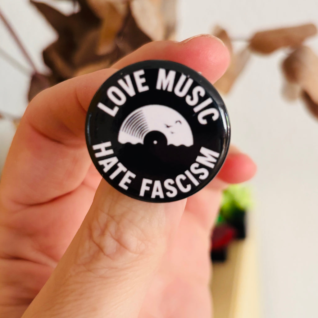 Love Music - Hate Fascism - Schallplatte Button 32 mm – Pin / Anstecker