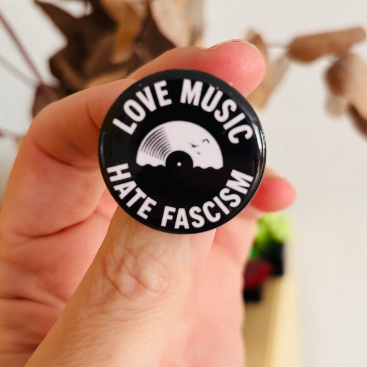 Love Music - Hate Fascism - Schallplatte Button 32 mm – Pin / Anstecker