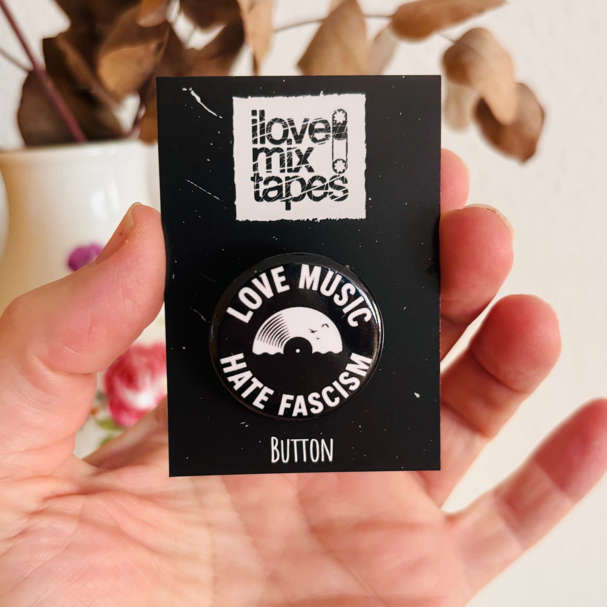 Love Music - Hate Fascism - Schallplatte Button 32 mm – Pin / Anstecker