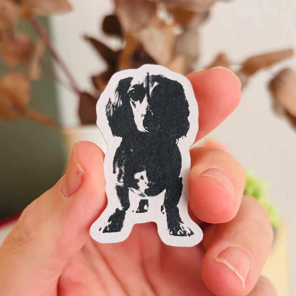 Der Dackel Sticker aus Kraftpapier – super für Notizbücher, Geschenkverpackungen oder Briefe.