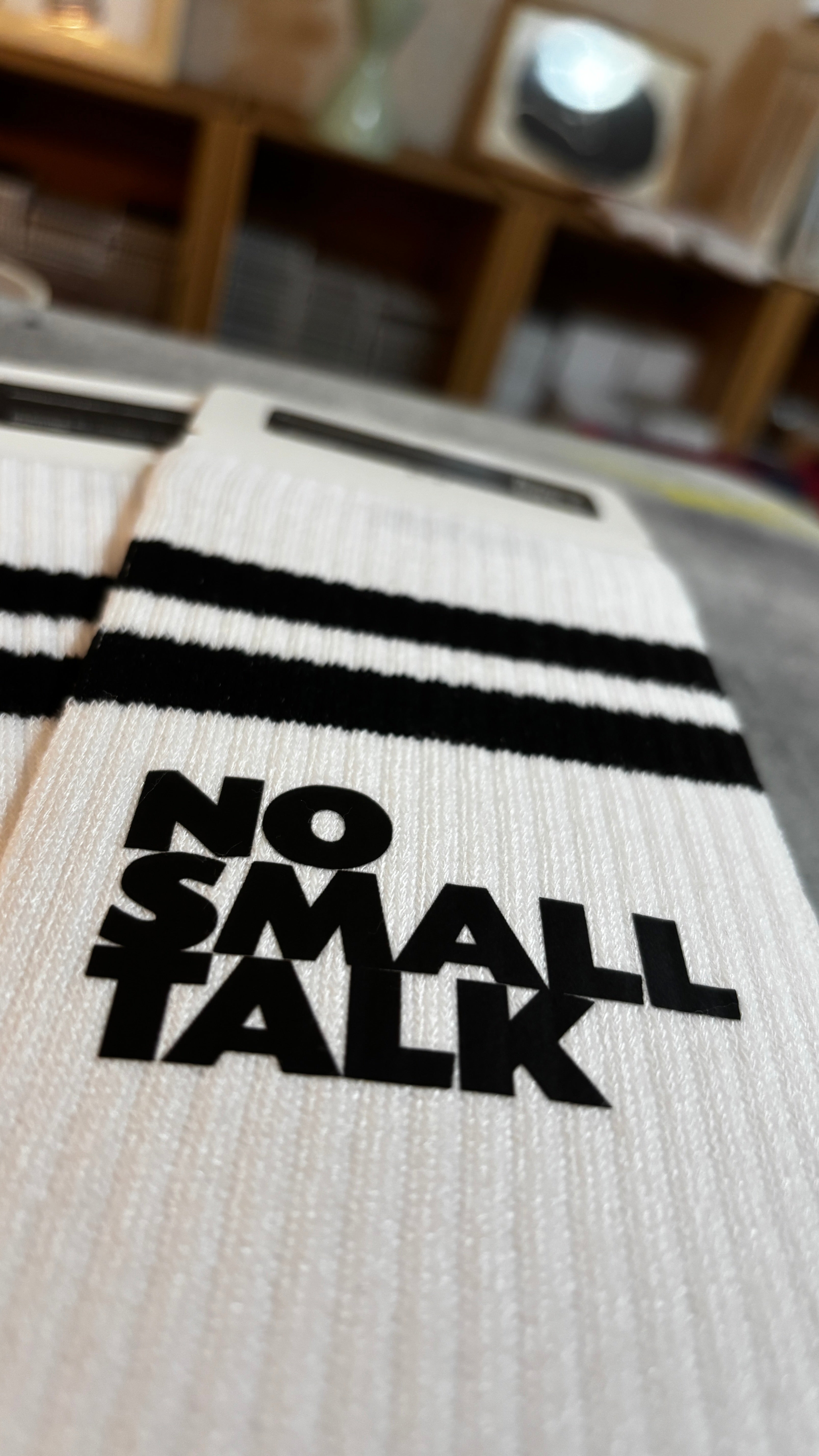 Handbedruckte „NO SMALL TALK“ Socken – fair, bio & mit Liebe im Atelier gefertigt Unisex