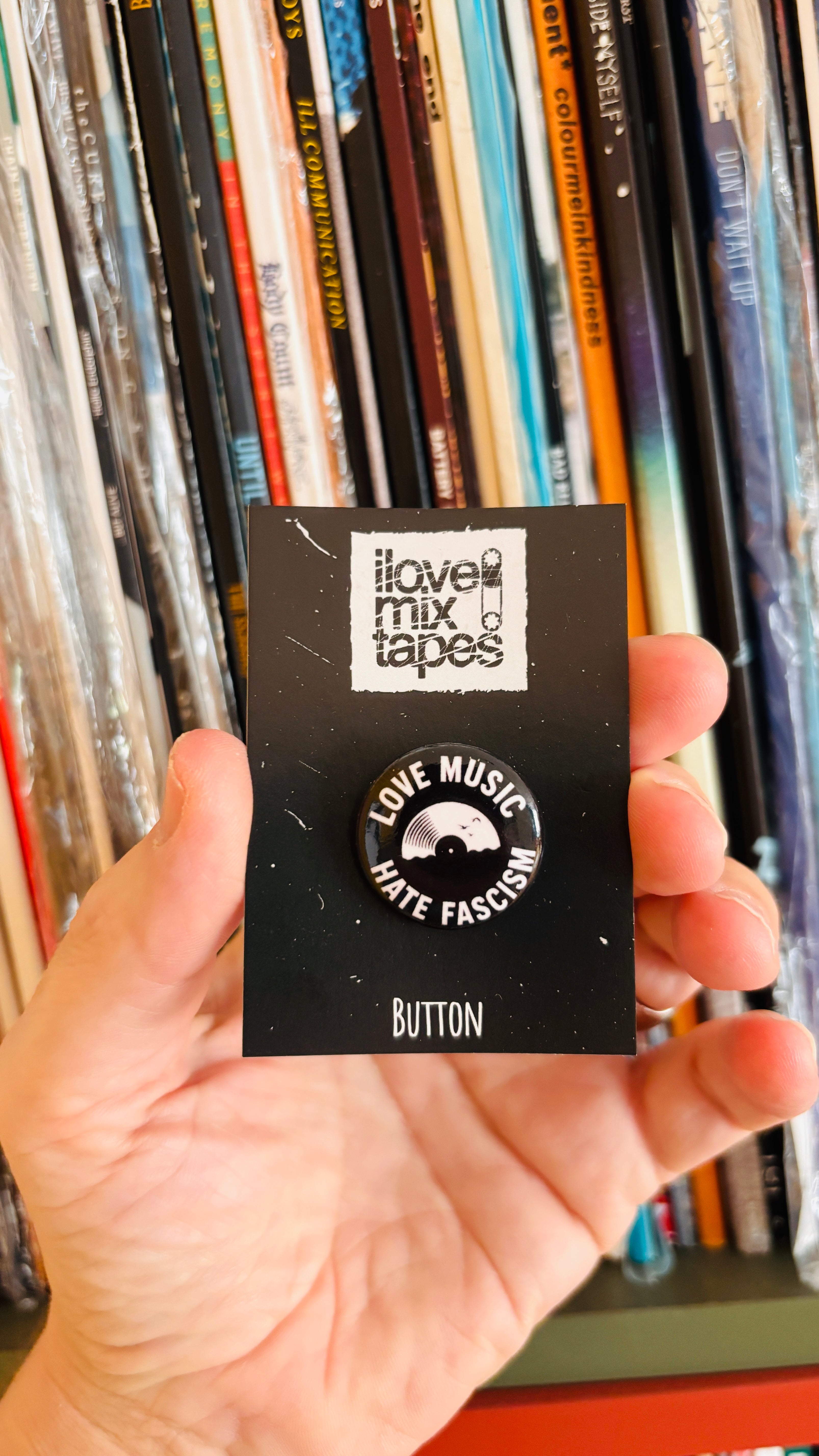 Love Music - Hate Fascism - Schallplatte Button 25 mm – Pin / Anstecker