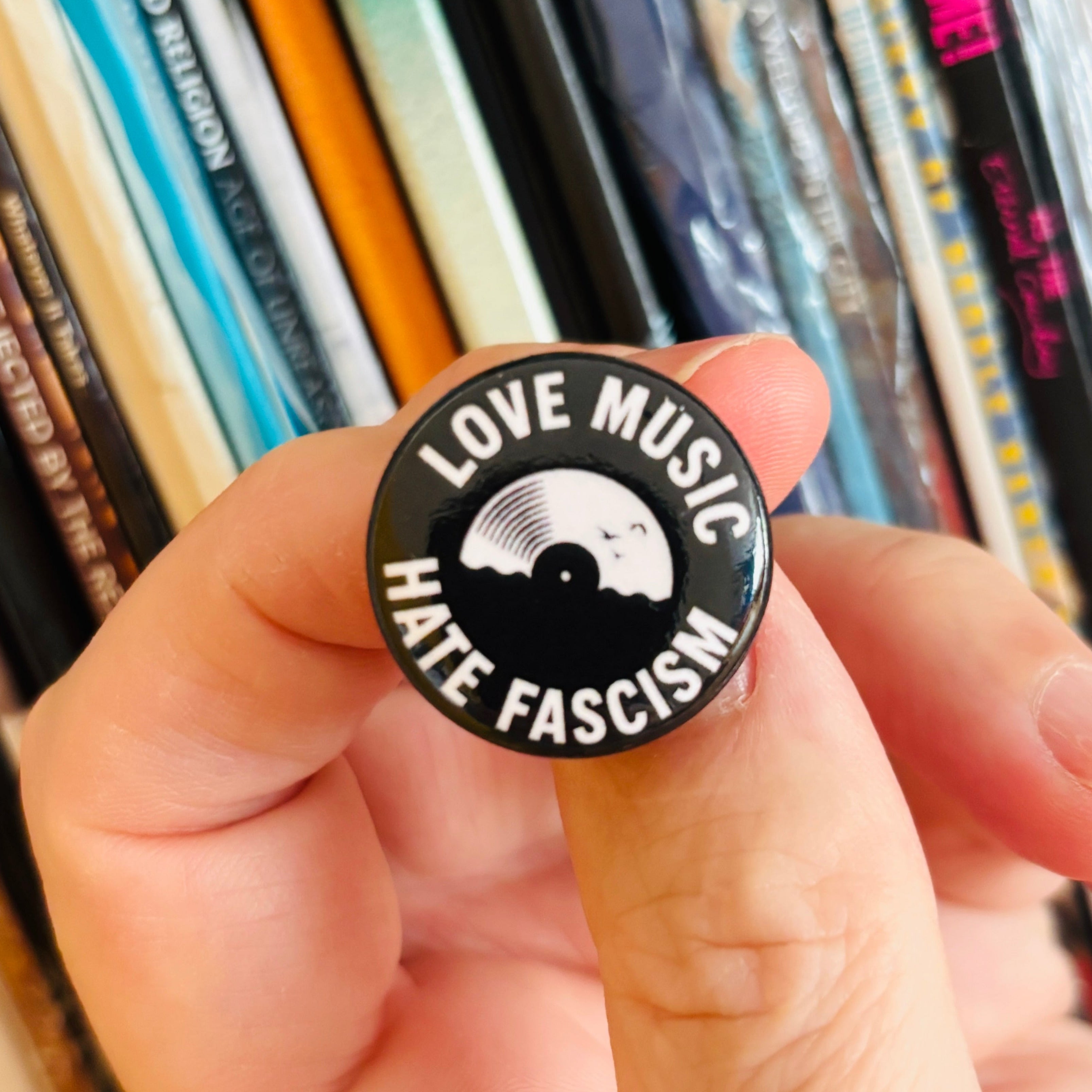 Love Music - Hate Fascism - Schallplatte Button 25 mm – Pin / Anstecker