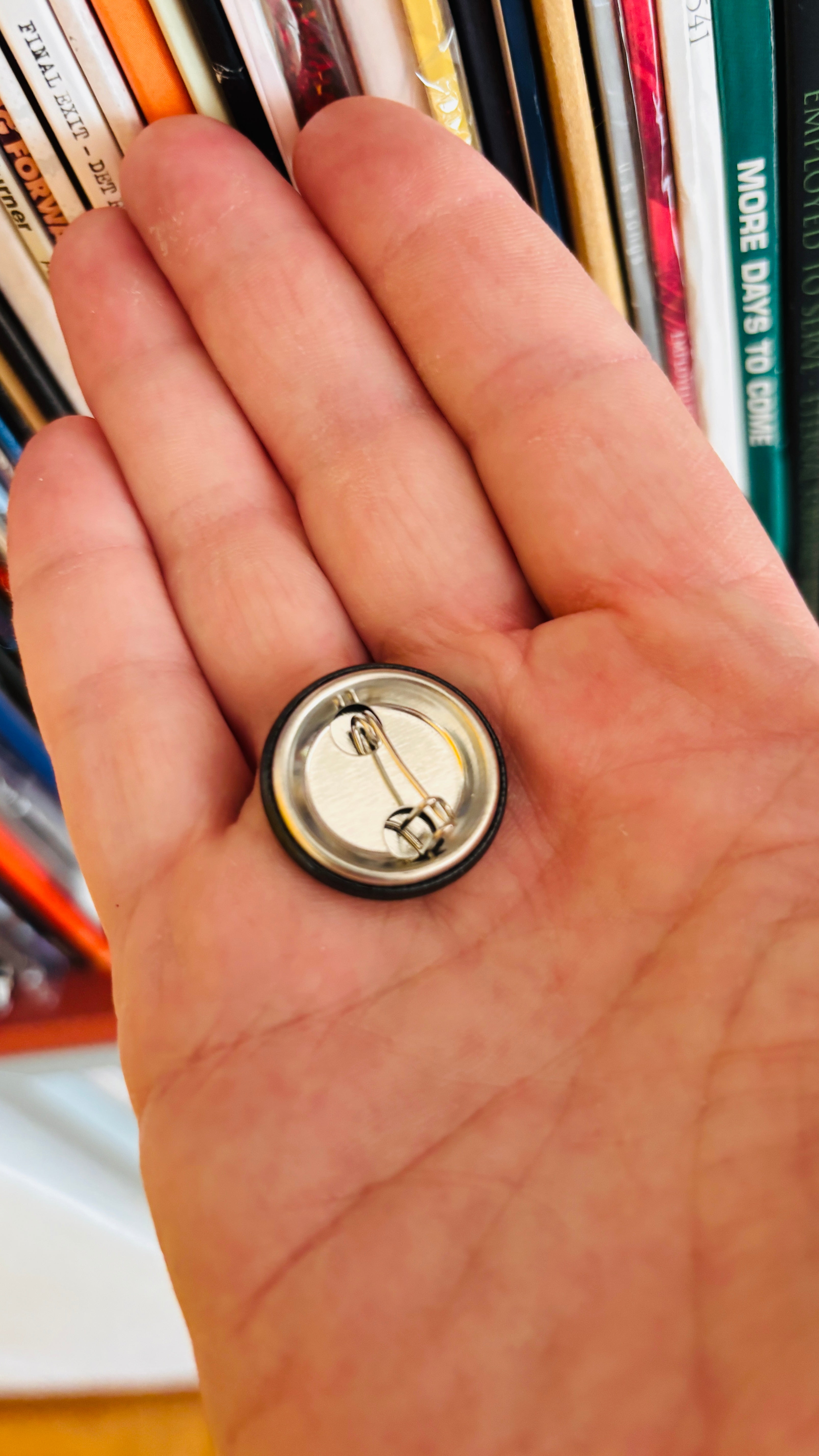 Love Music - Hate Fascism - Schallplatte Button 25 mm – Pin / Anstecker