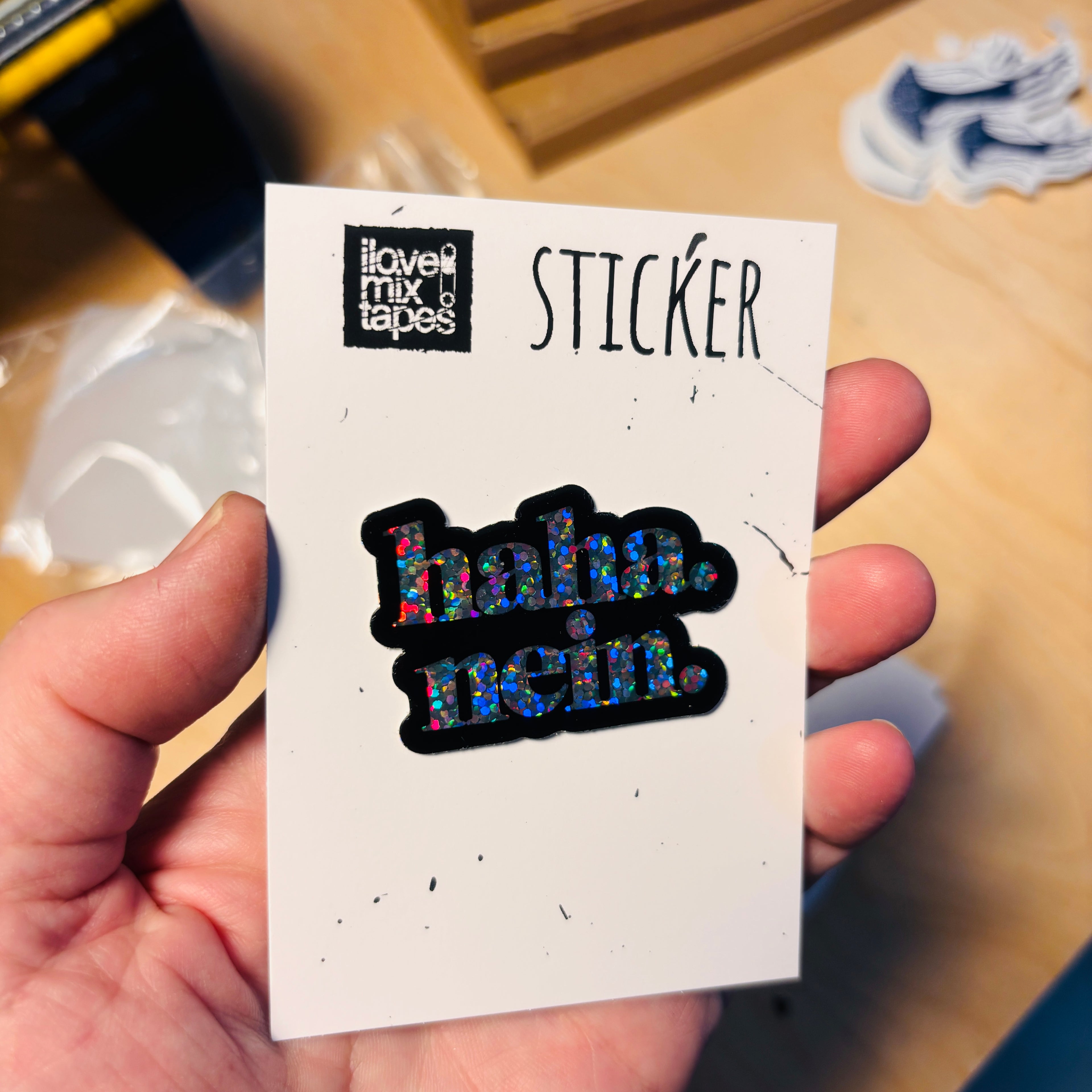 haha. nein. Glitzersticker – Wasserfest, u.a. für Laptop, Wasserflasche oder Handy