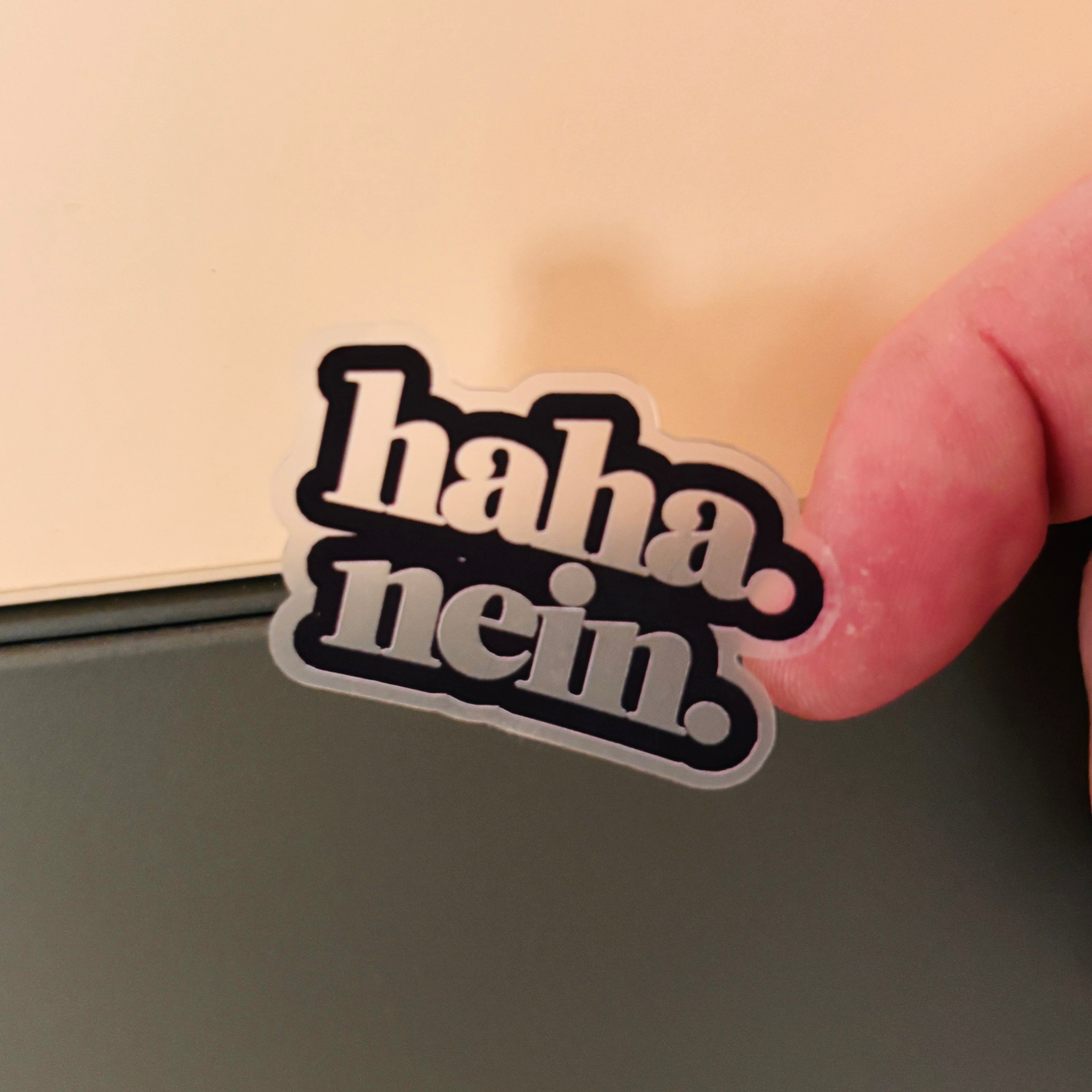 haha. nein. Transparent – Wasserfest, u.a. für Laptop, Wasserflasche oder Handy