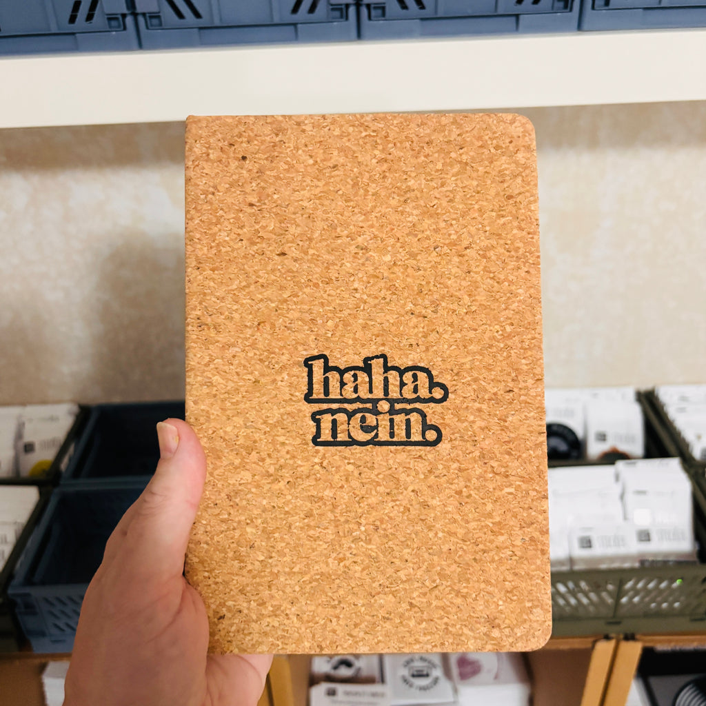 „Haha. Nein.“ A5 Notizbuch mit Korkeinband – handbedruckt