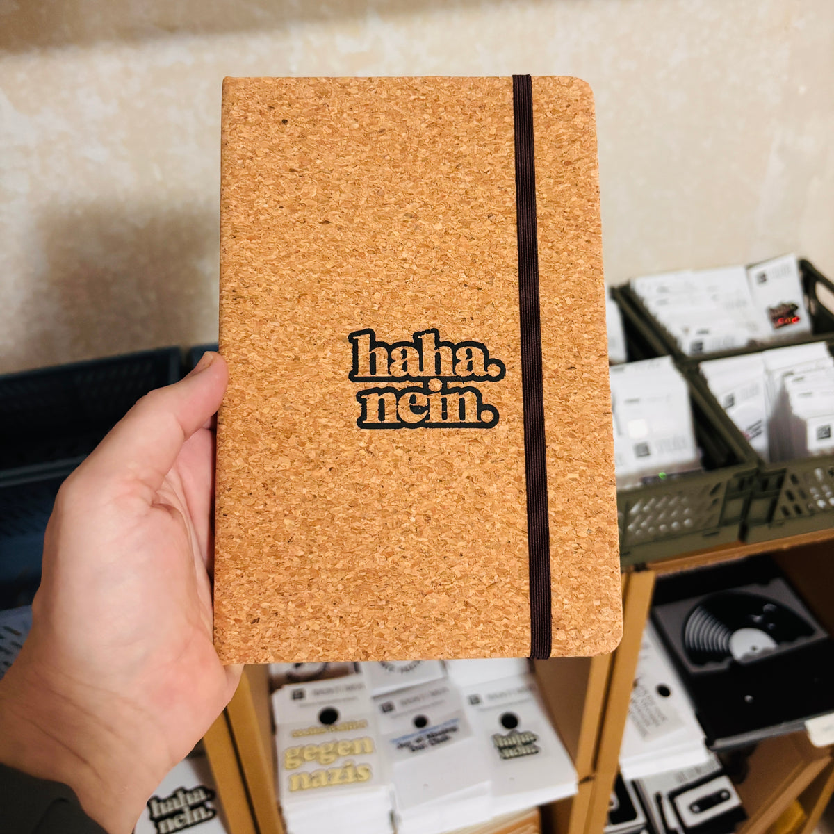 „Haha. Nein.“ A5 Notizbuch mit Korkeinband – handbedruckt