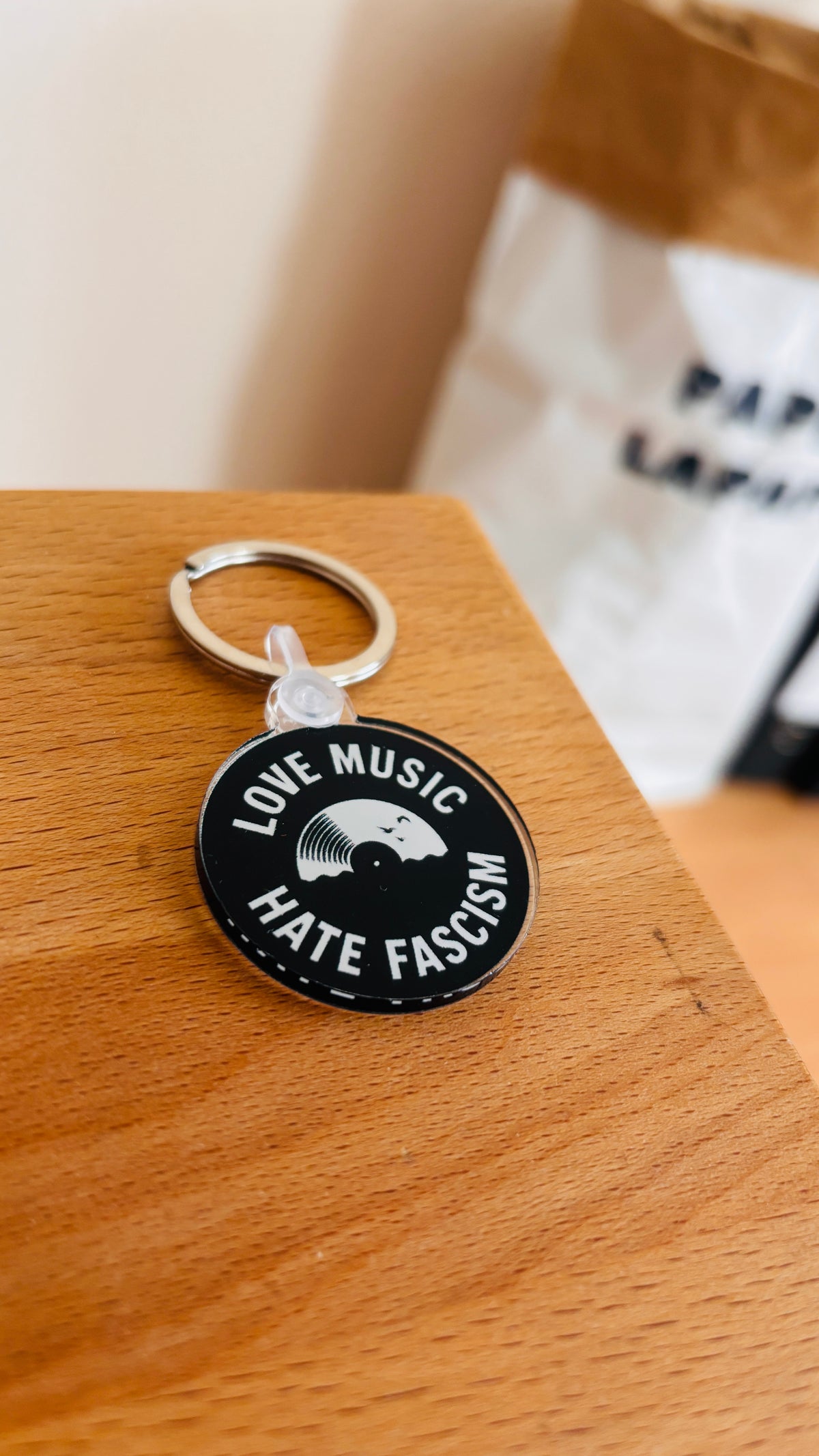 Schlüsselanhänger „Love Music – Hate Fascism“ Schallplatte aus Acryl