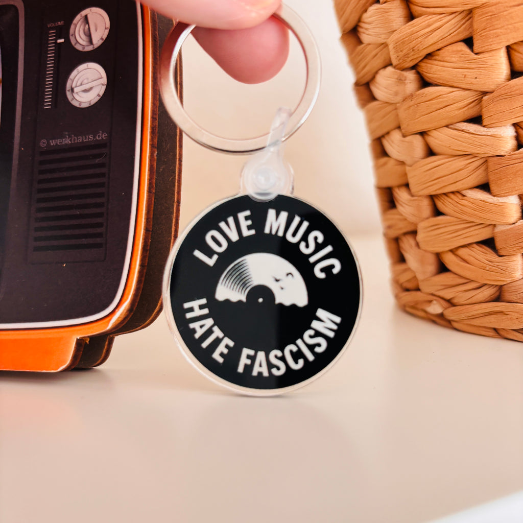 Schlüsselanhänger „Love Music – Hate Fascism“ Schallplatte aus Acryl
