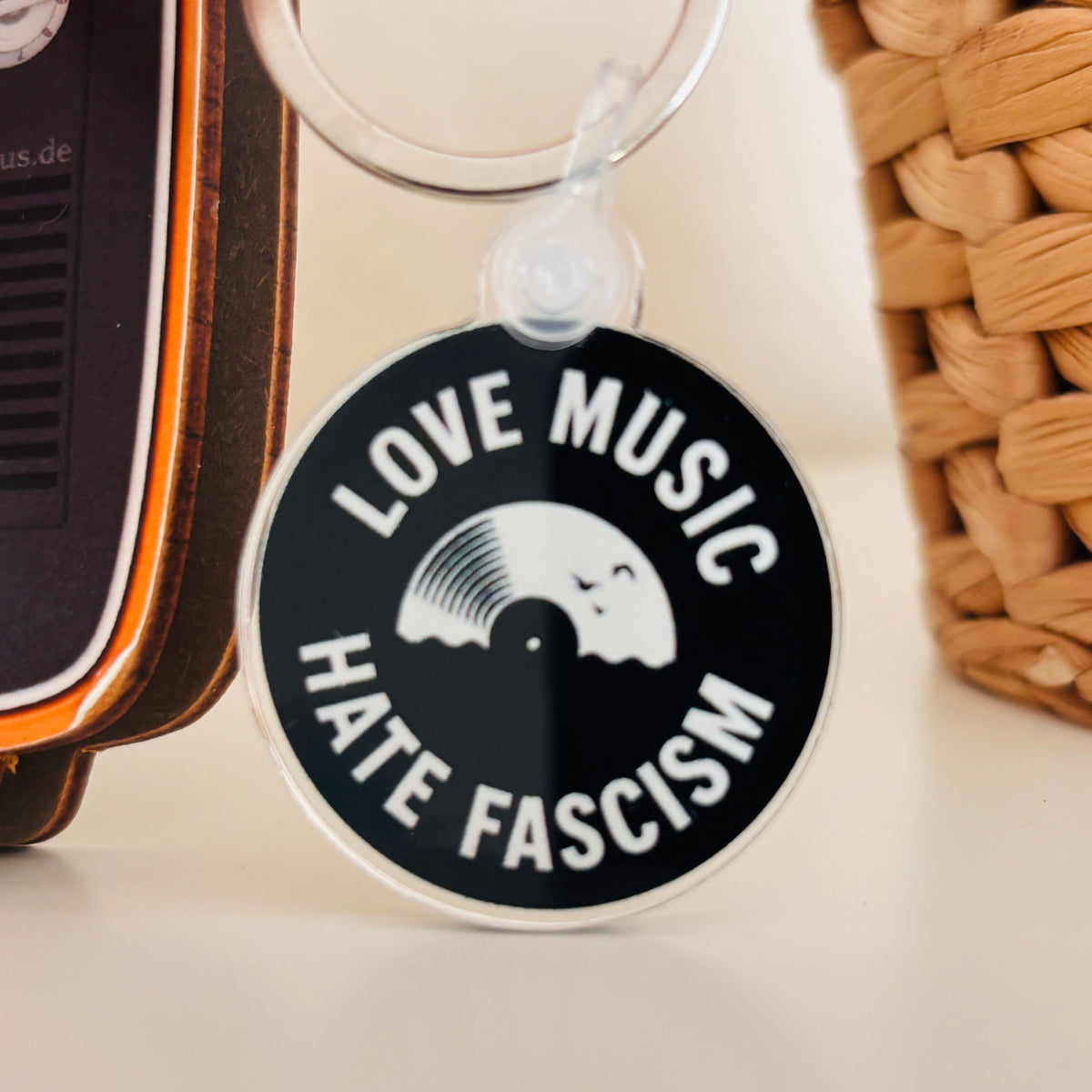 Schlüsselanhänger „Love Music – Hate Fascism“ Schallplatte aus Acryl