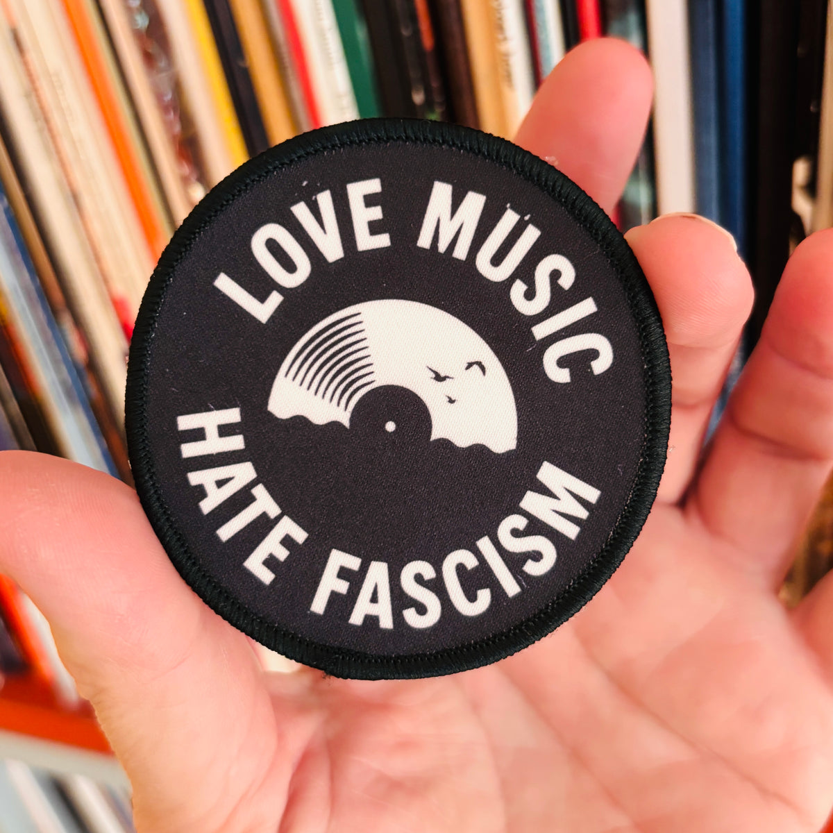 Love Music, Hate Fascism – Schallplatte Aufnäher zum Aufbügeln