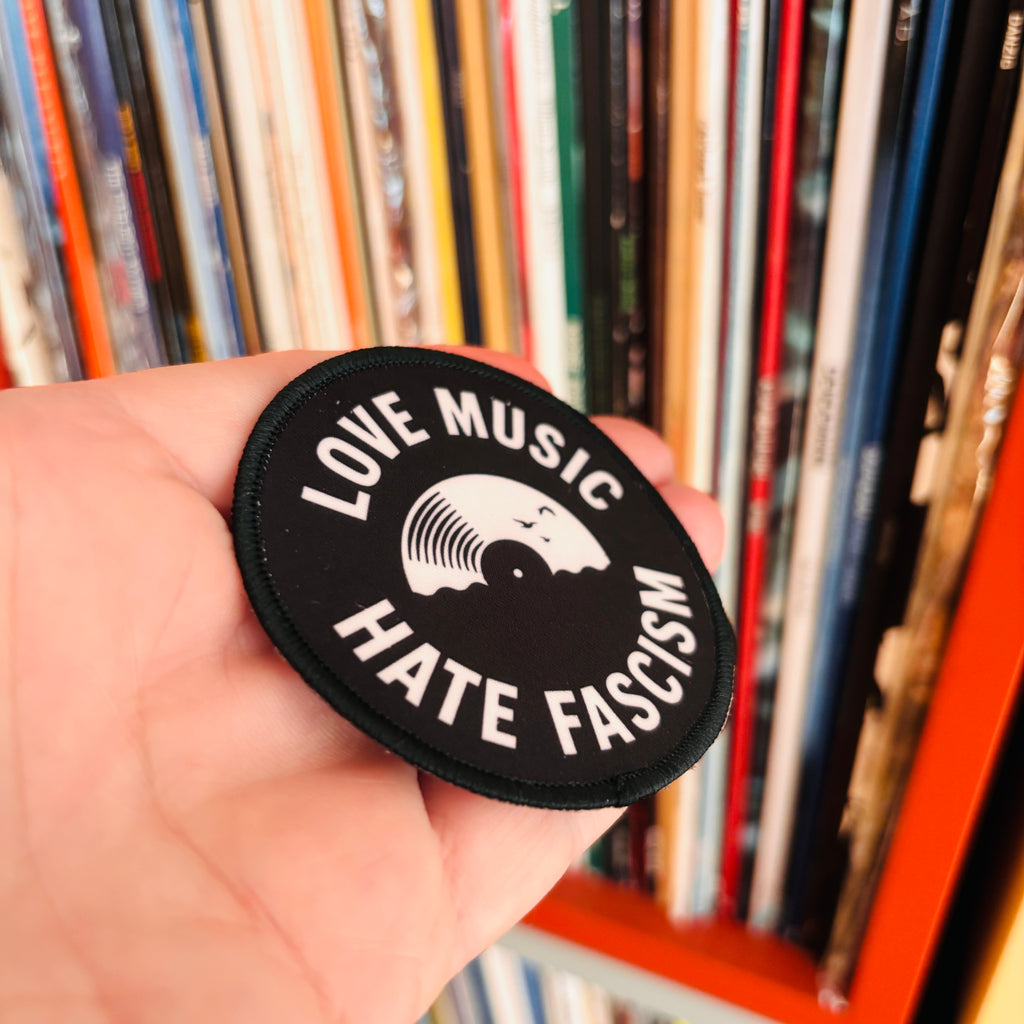 Love Music, Hate Fascism – Schallplatte Aufnäher zum Aufbügeln