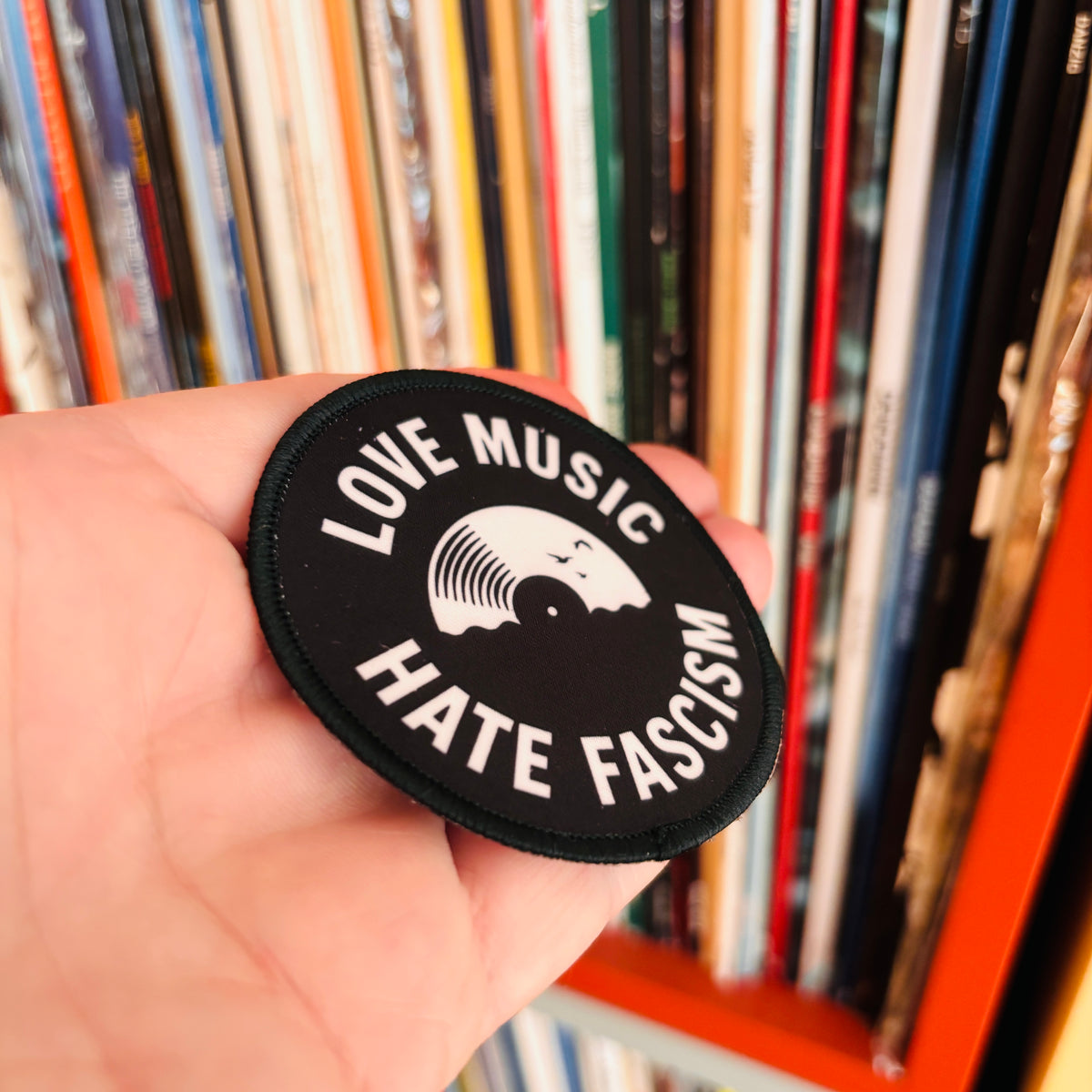 Love Music, Hate Fascism – Schallplatte Aufnäher zum Aufbügeln