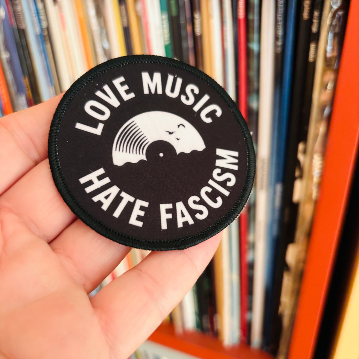 Love Music, Hate Fascism – Schallplatte Aufnäher zum Aufbügeln