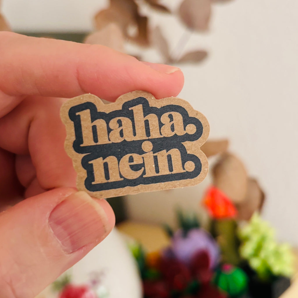 „haha. nein.“ Sticker aus Kraftpapier – 4 × 2,8 cm