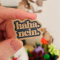 „haha. nein.“ Sticker aus Kraftpapier – 4 × 2,8 cm