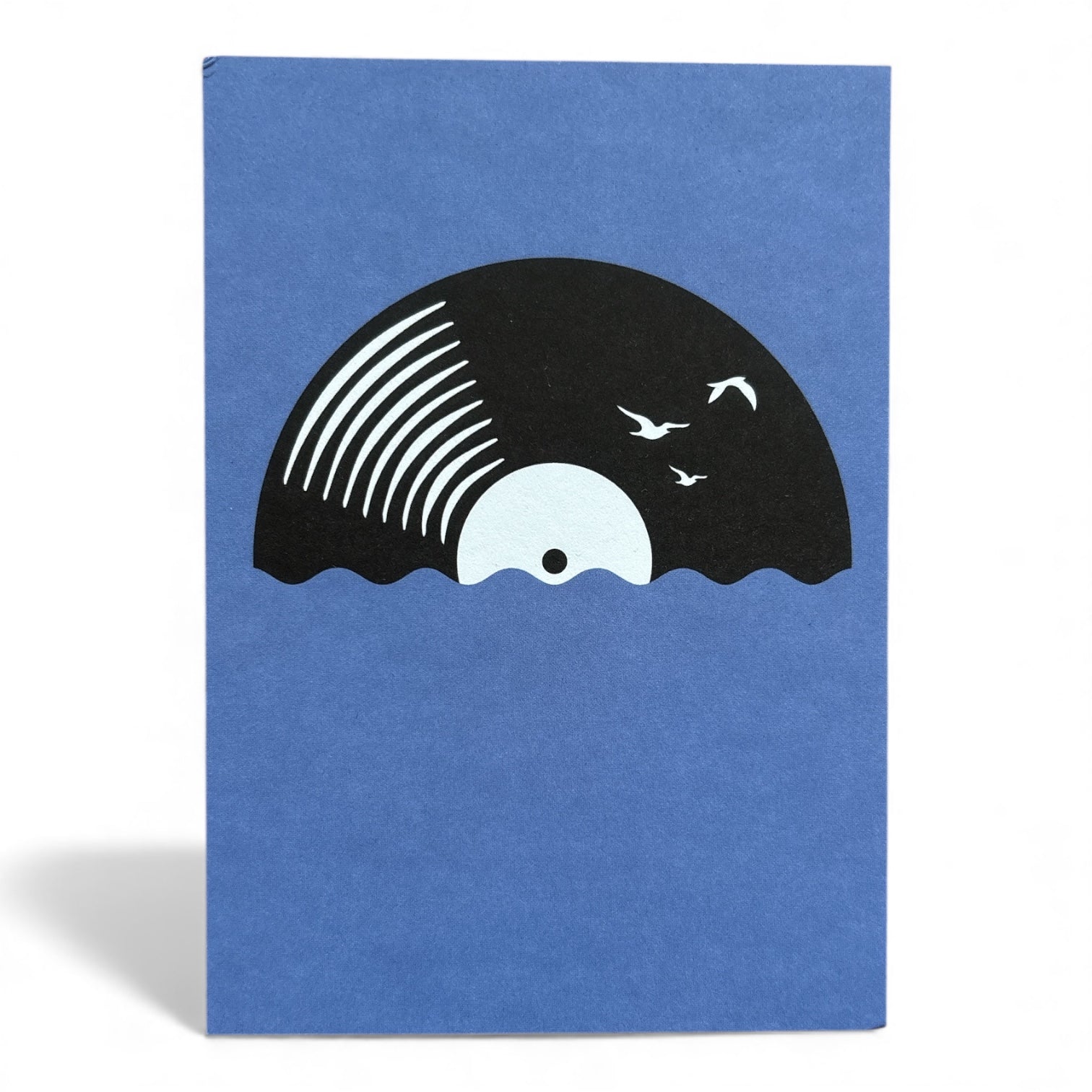 Postkarte "Vinyl Sea" – Schallplatten-Illustration für Musikliebhaber