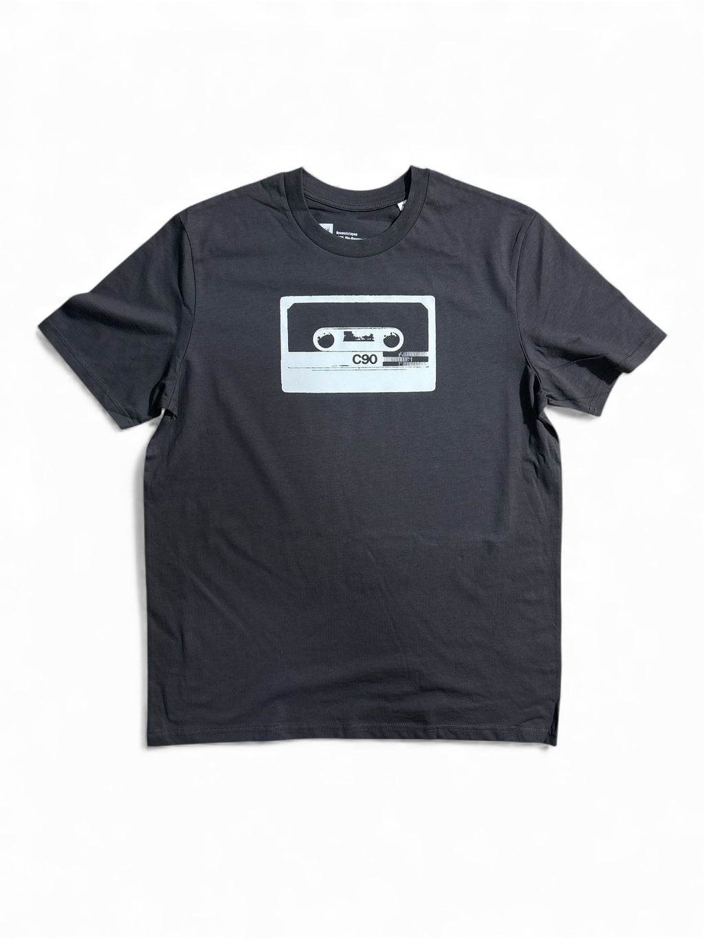 Unisex Bio-T-Shirt mit C90 Kassetten-Motiv – Anthrazit, handbedruckt in Weiß