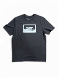 Unisex Bio-T-Shirt mit C90 Kassetten-Motiv – Anthrazit, handbedruckt in Weiß