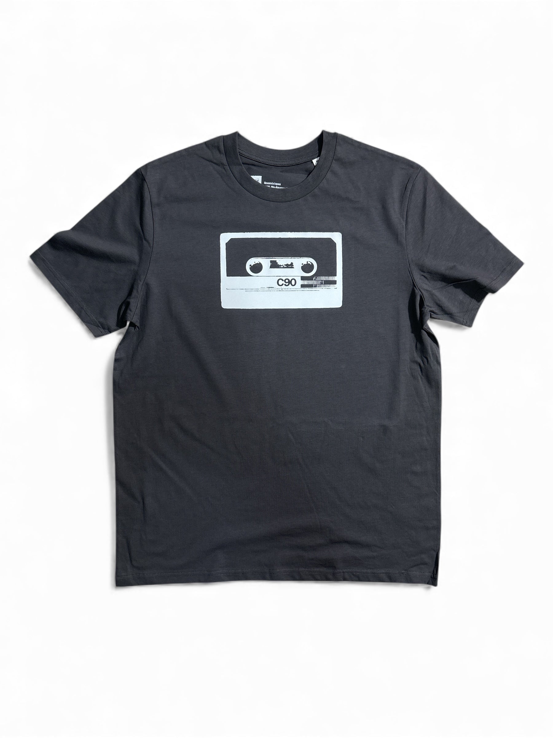 Unisex Bio-T-Shirt mit C90 Kassetten-Motiv – Anthrazit, handbedruckt in Weiß