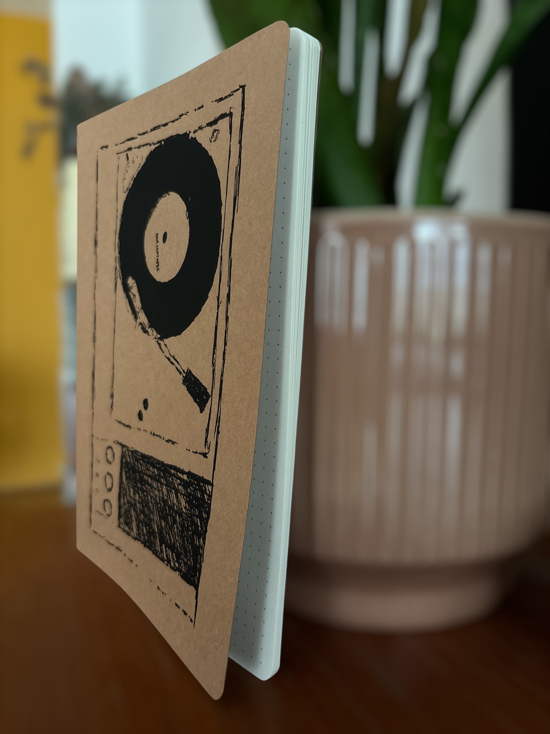 Notizbuch A5 | Plattenspieler | Handbedruckt im Siebdruck | Kraftpapier | Gepunktet | 32 Seiten | FSC-zertifiziert | Handmade