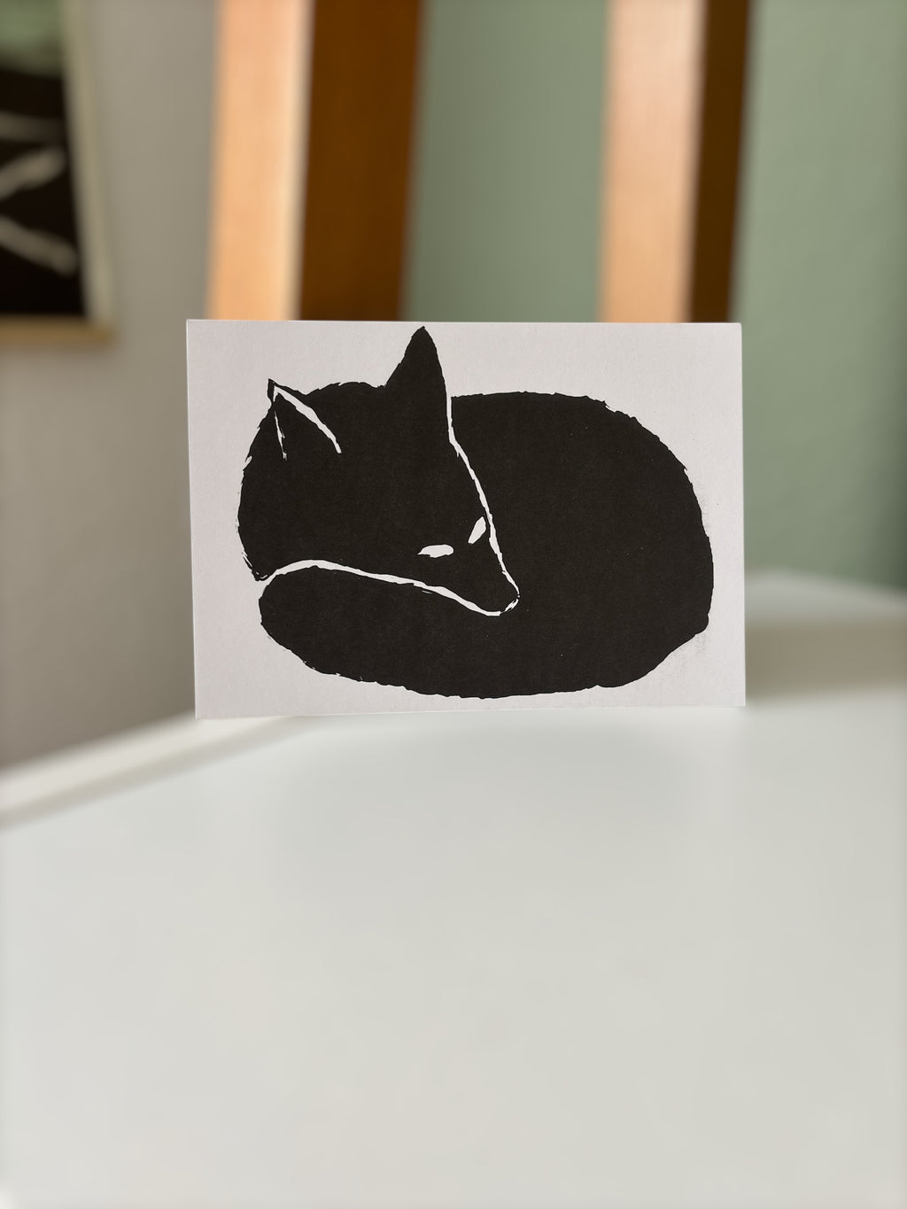 Postkarte „Fuchs“ – Minimalistische Illustration eines schlafenden Fuchses