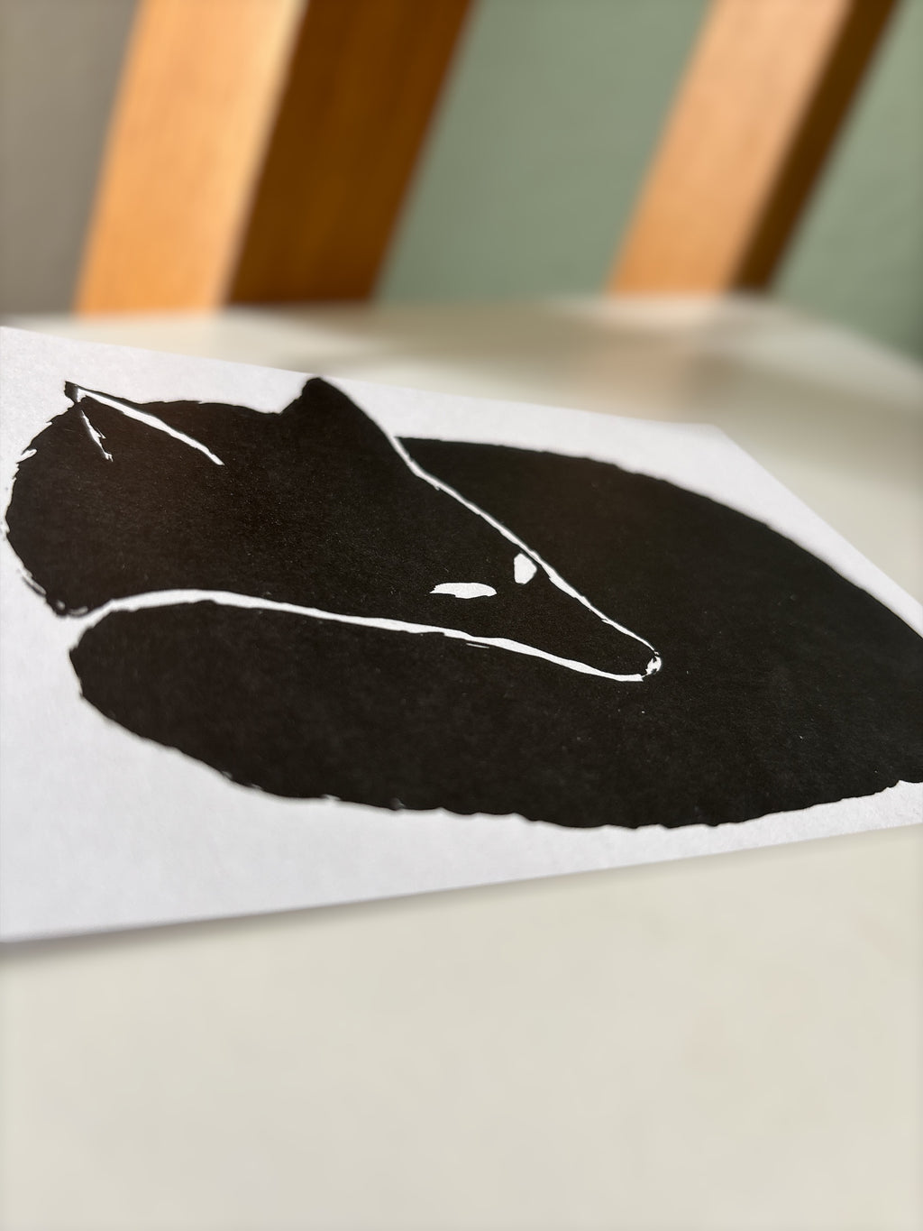 Postkarte „Fuchs“ – Minimalistische Illustration eines schlafenden Fuchses