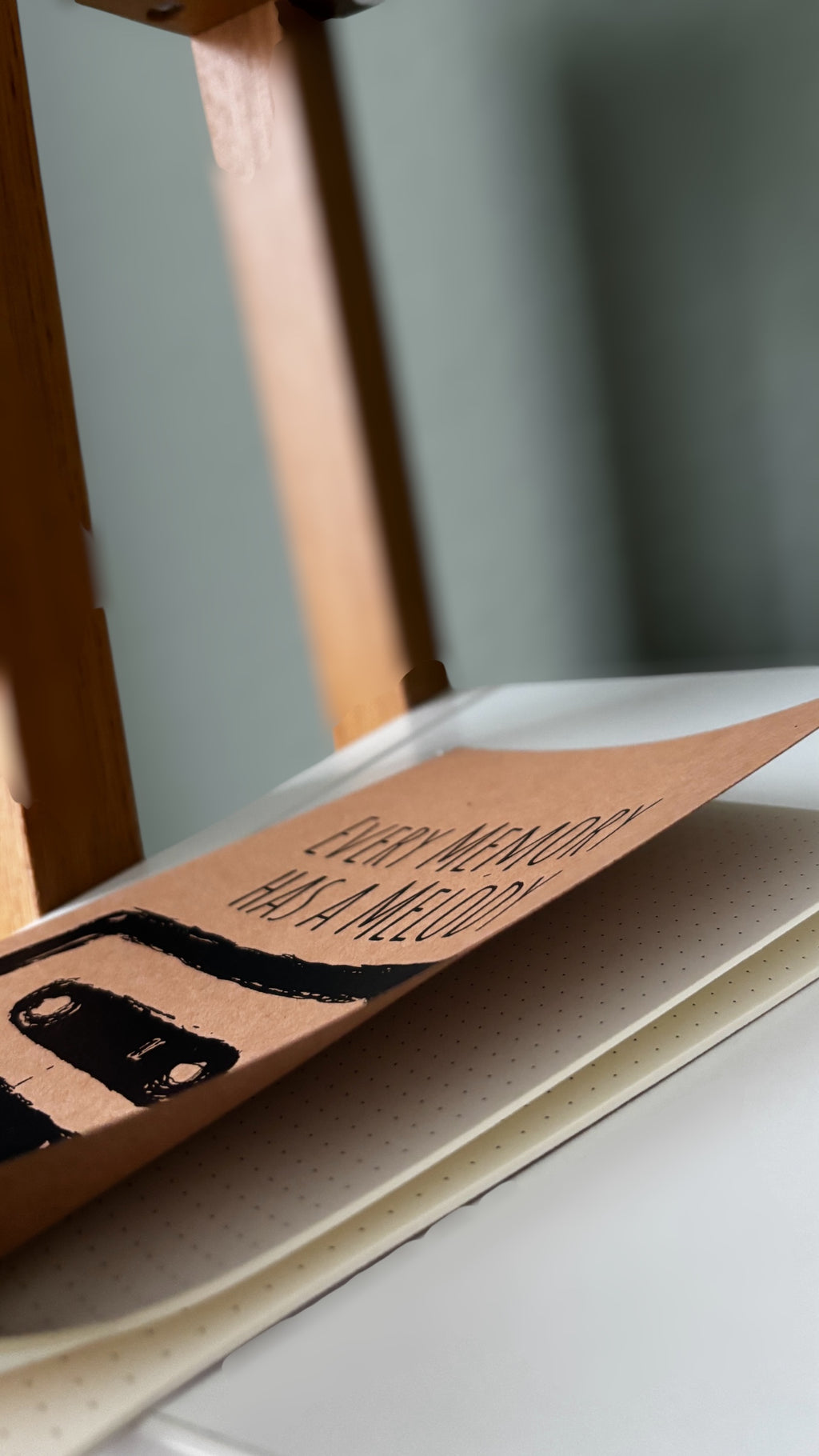 Notizheft A5 | Every Memory Kassette | Handbedruckt im Siebdruck | Kraftpapier | Gepunktet | 32 Seiten | FSC-zertifiziert | Handmade