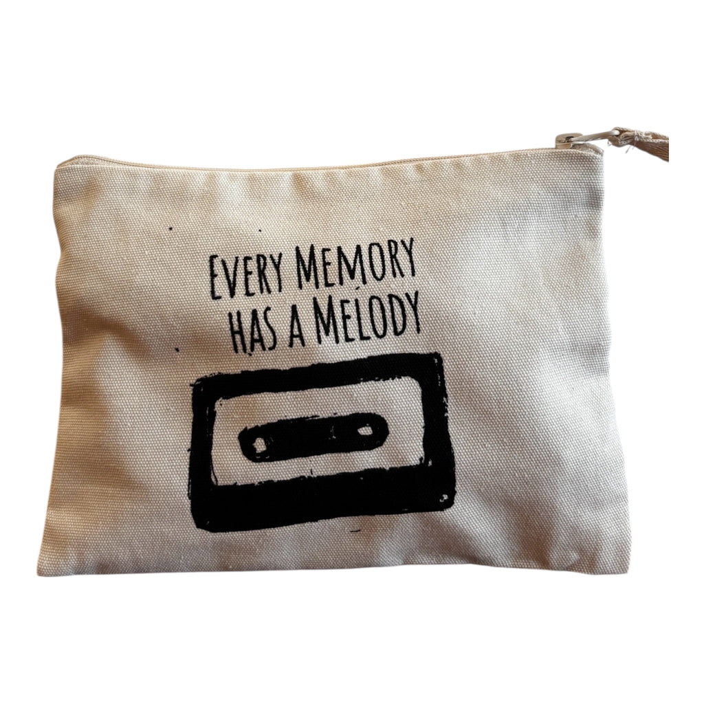 Every Memory Has a Melody Tape – handbedrucktes Stifte- & Reisemäppchen