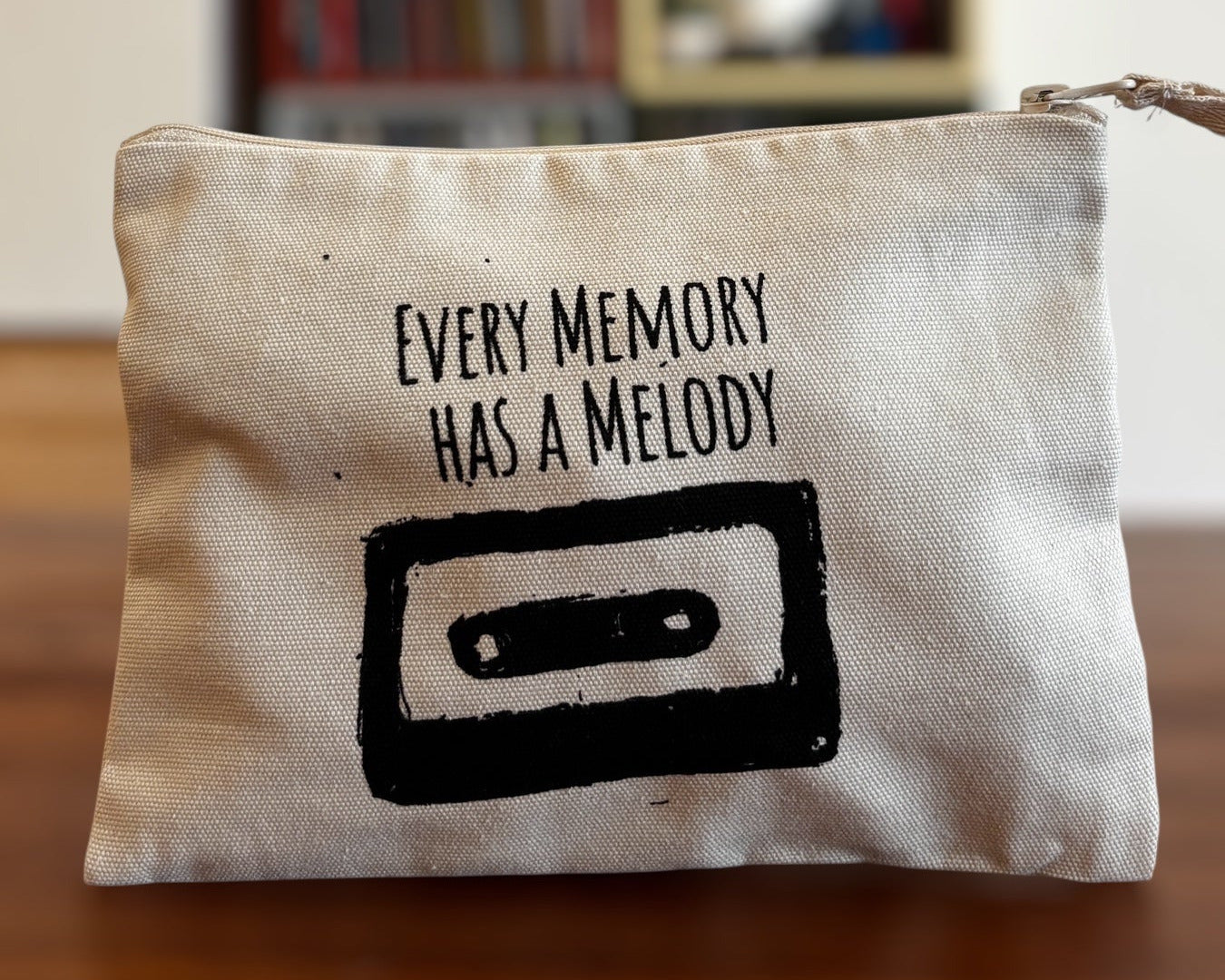 Every Memory Has a Melody Tape – handbedrucktes Stifte- & Reisemäppchen