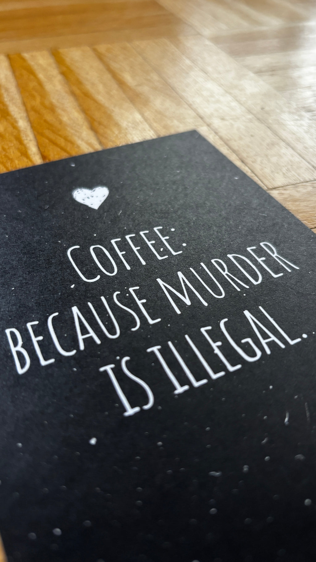 Postkarte „Coffee: because murder is illegal.“ – Lustige Karte für Kaffee-Fans
