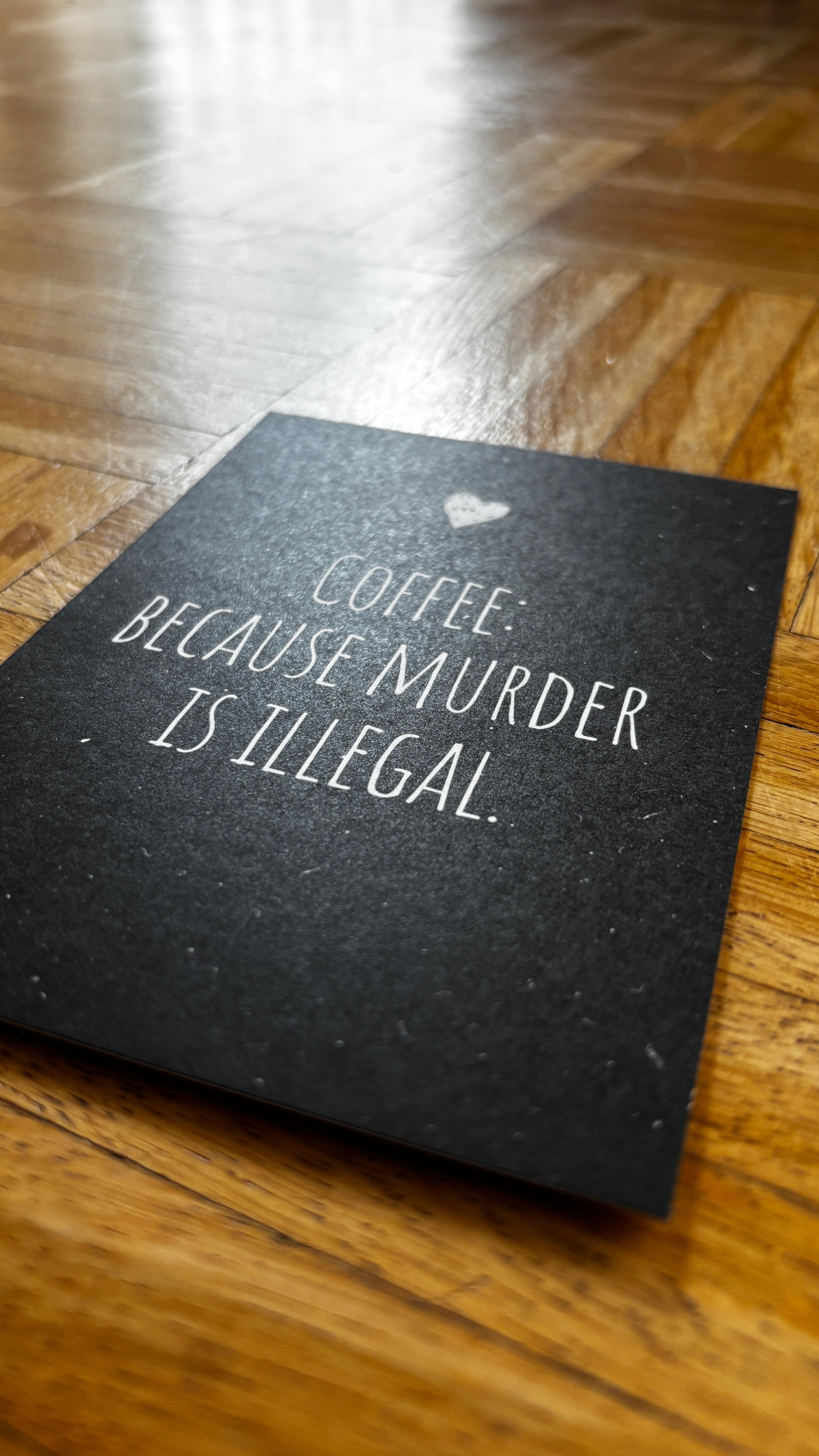 Postkarte „Coffee: because murder is illegal.“ – Lustige Karte für Kaffee-Fans